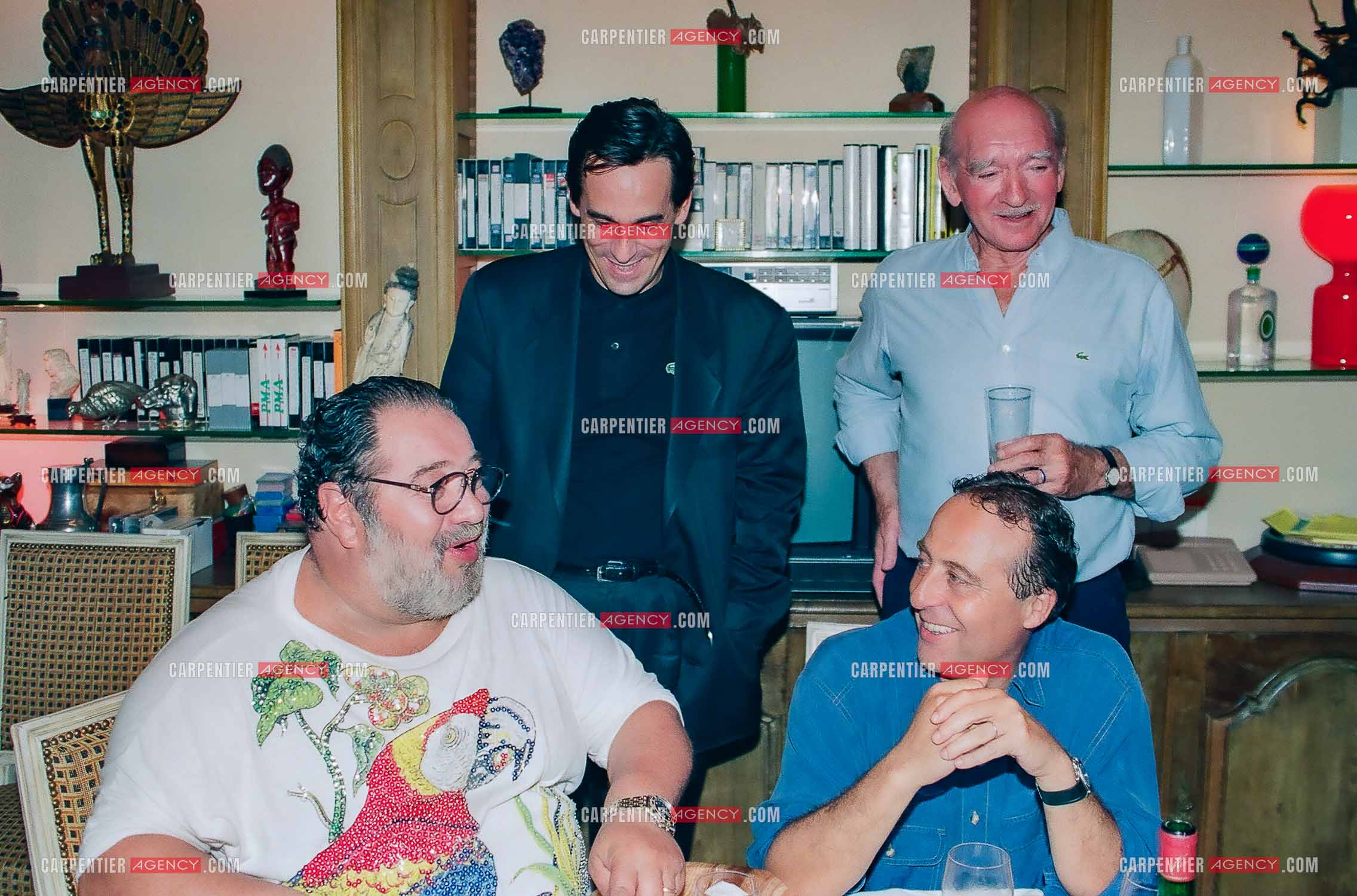 Eddie Barclay chez lui,  Avenue de Friedland à Paris pour fêter son 71 ém anniversaires et en même temps la sortie de son nouveau parfum " St TROPEZ " entouré de tous ses amis. Ici, pendant le dîner avec Thierry Ardison, Carlos, et Daniel Hechter. ( Exclusif )