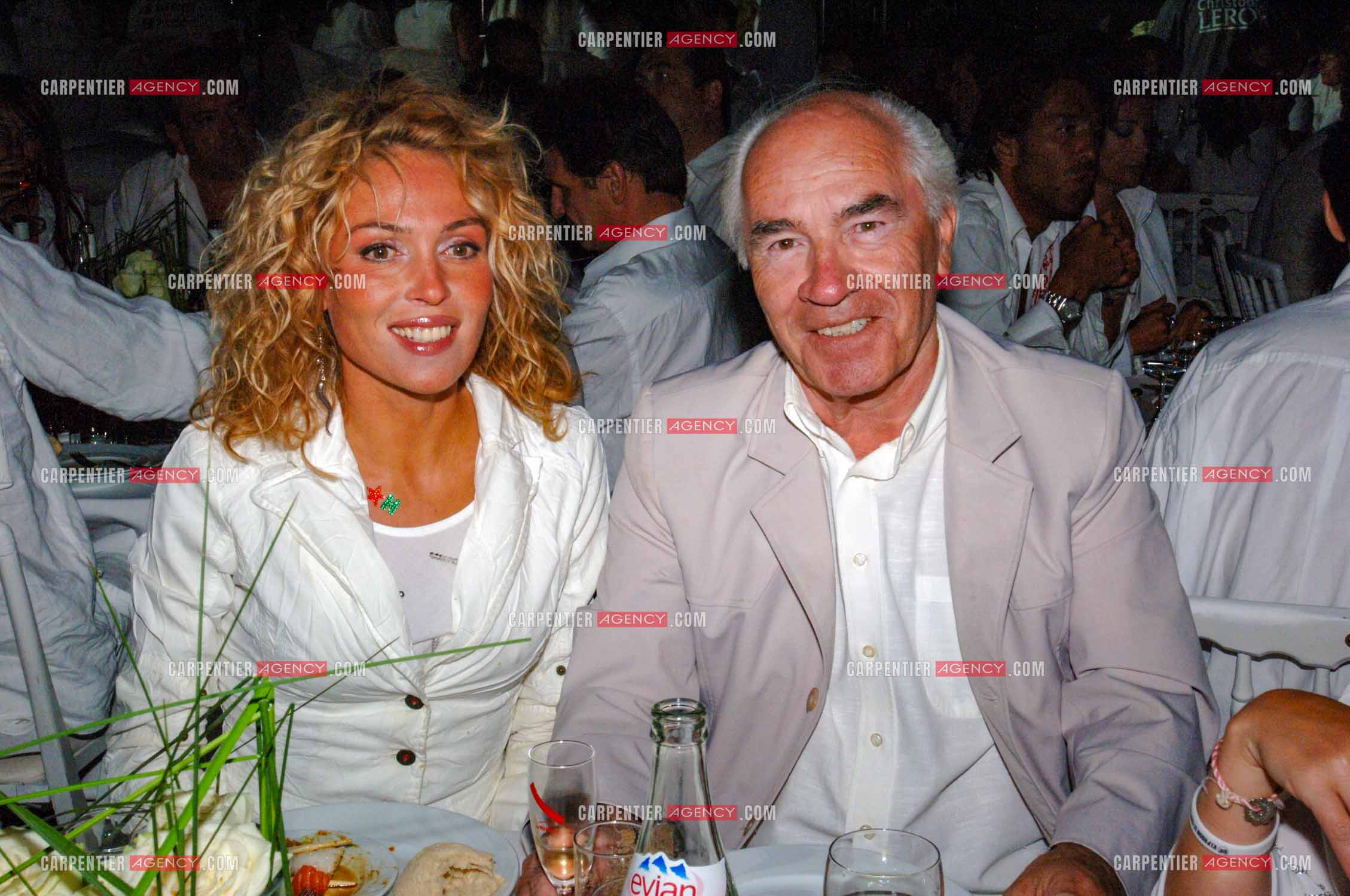 Soirée Blanche au Moulin de Ramatuelle en 2005. La chanteuse Indra et son producteur Paul Taiclet dit Polux.    ( Exclusif )