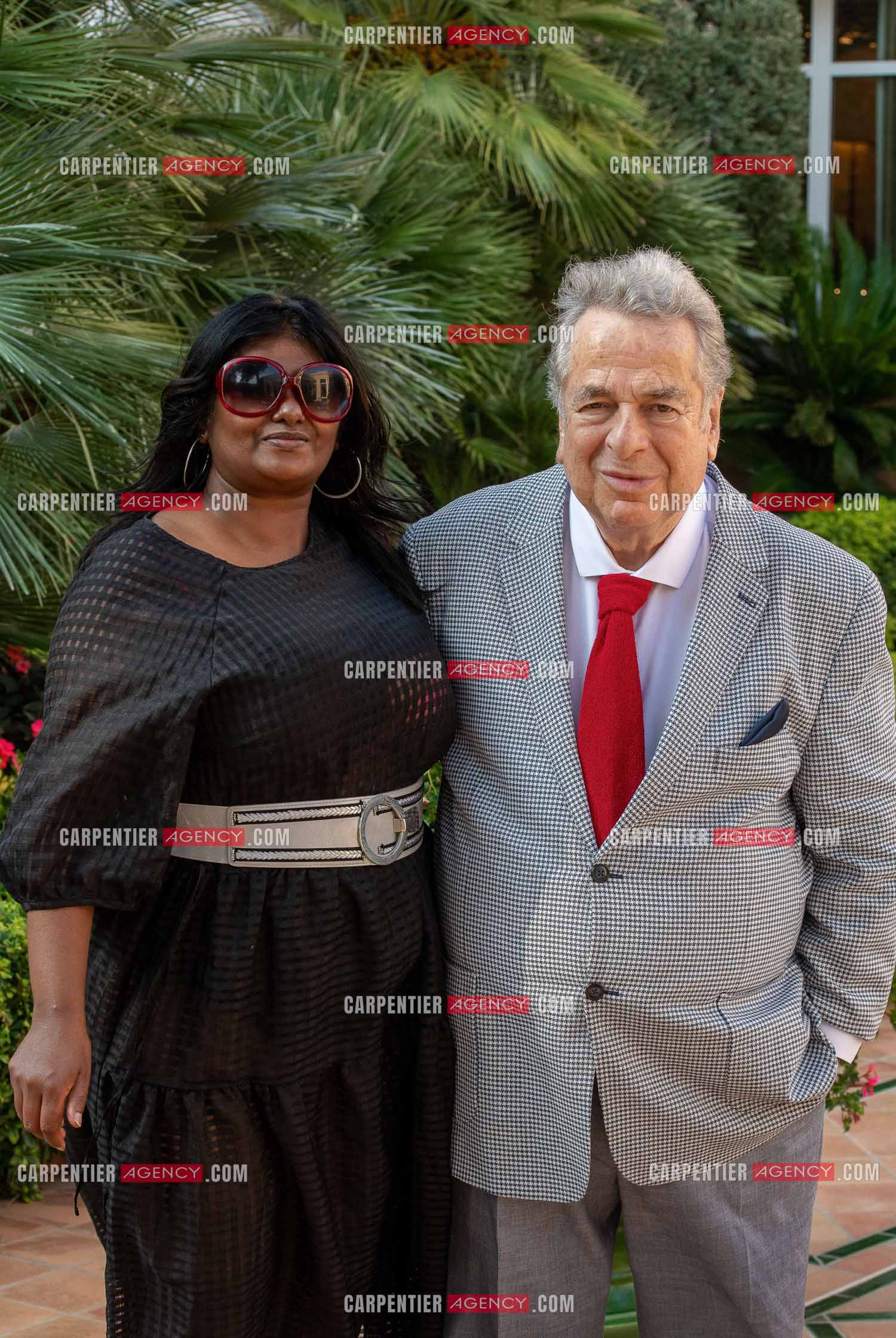 L'auteur Paul-Loup Sulitzer et sa compagne Supriya Ansuya devi rathoar à la réserve de Beaulieu à Nice.   ( Exclusif )