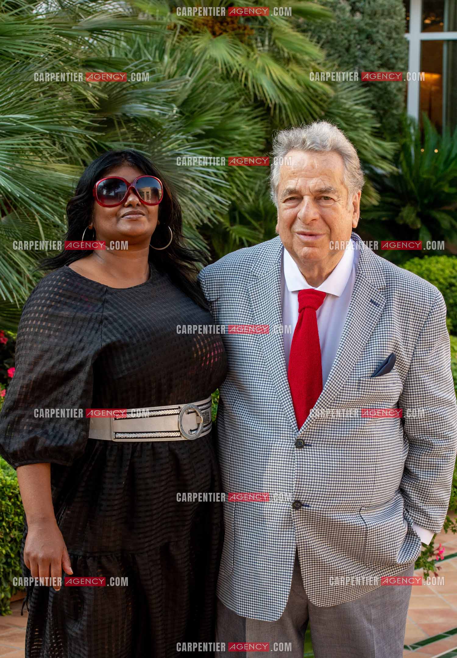 L'auteur Paul-Loup Sulitzer et sa compagne Supriya Ansuya devi rathoar à la réserve de Beaulieu à Nice.   ( Exclusif )