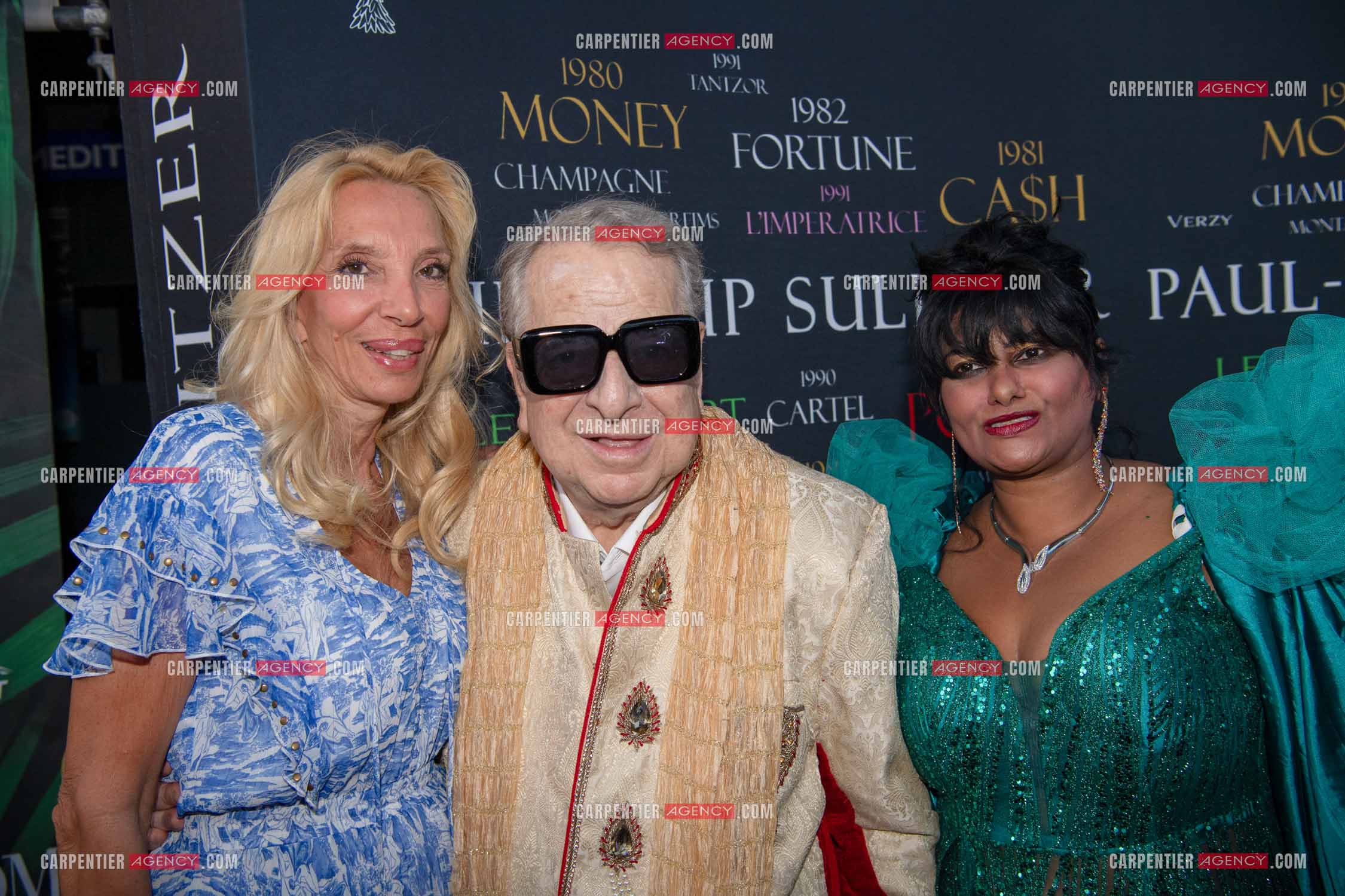 77 èm anniversaire de Paul-Loup Sulitzer aux côtés de sa compagne Supriya Answya Devi Rathoar au VIP de St Tropez entouré de Sylvie Elias ( mère de Sarah Marshall).