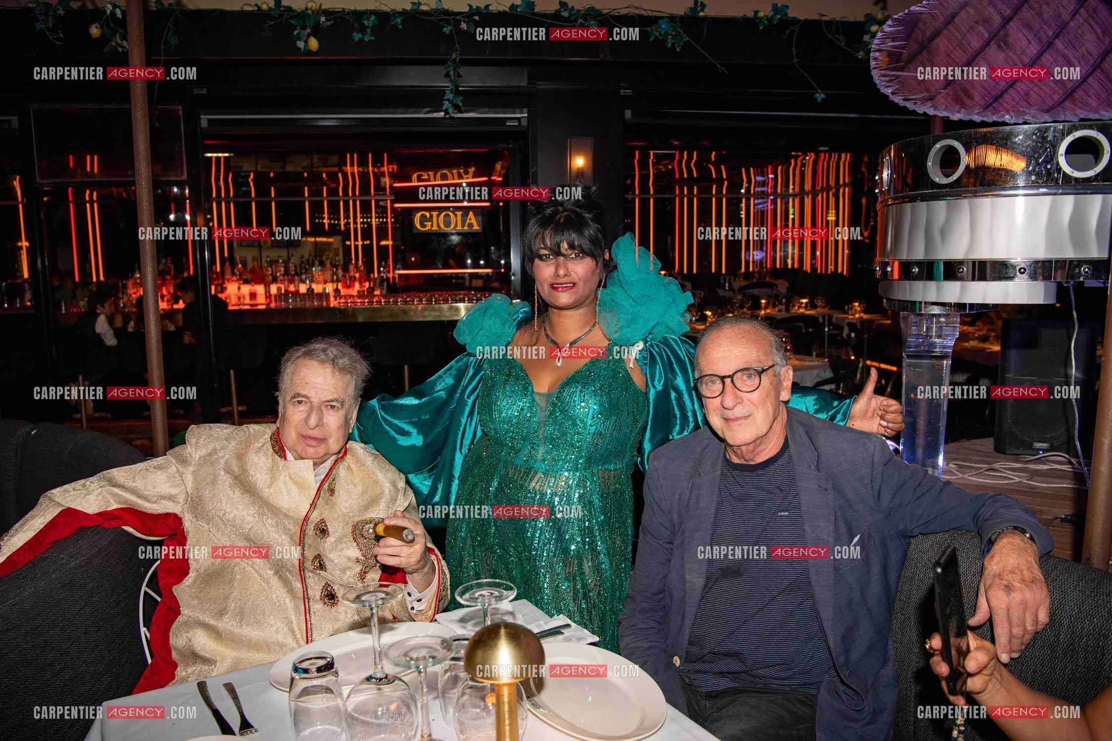 Paul-Loup Sulitzer fête son 77 èm anniversaire au VIP de St Tropez entouré de ses amis. L'animateur Yves Lecoq.