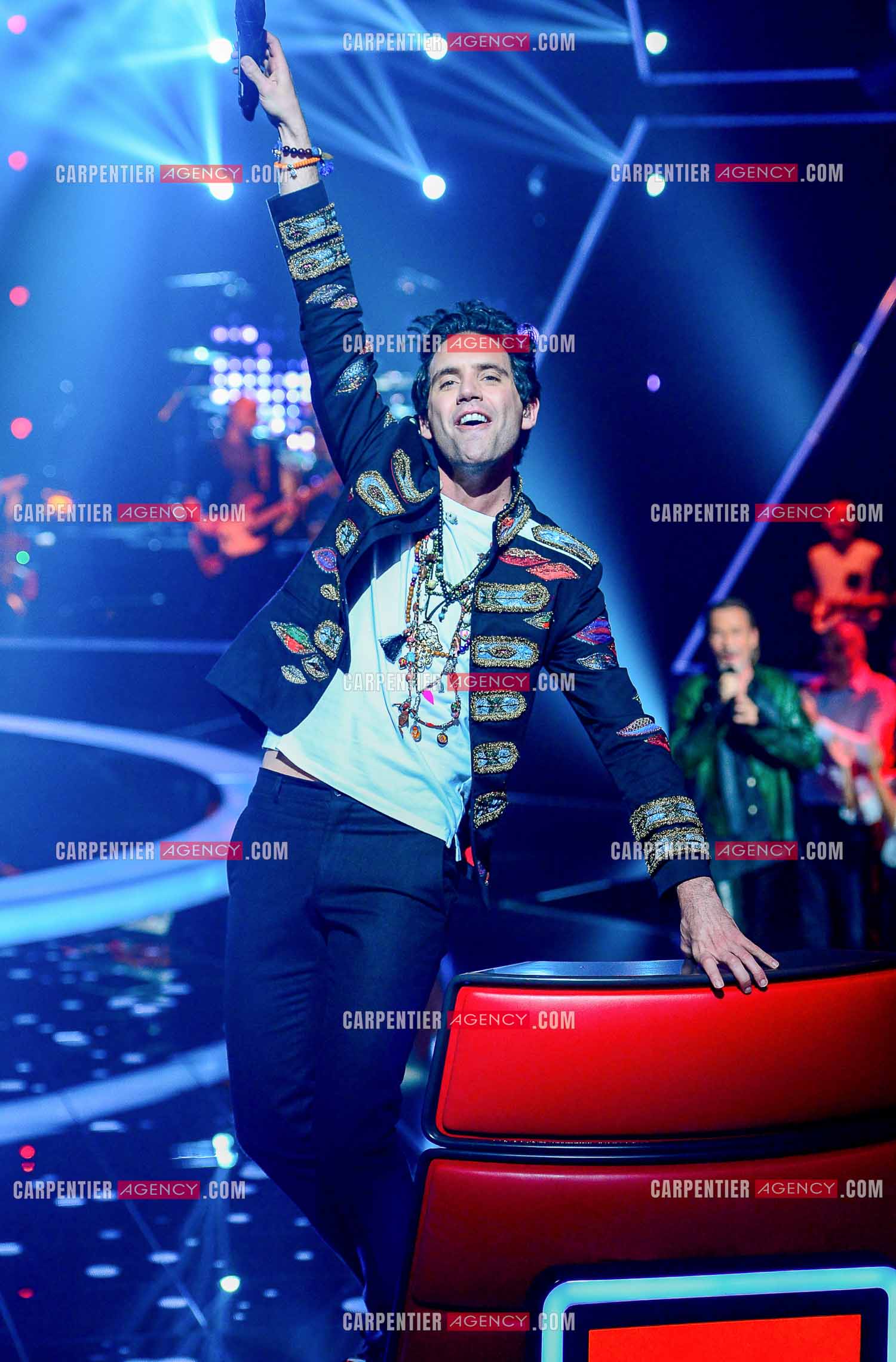 Le coach Mika sur le plateau de l'émission The Voice debout sur son siège.   ( Exclusif )
