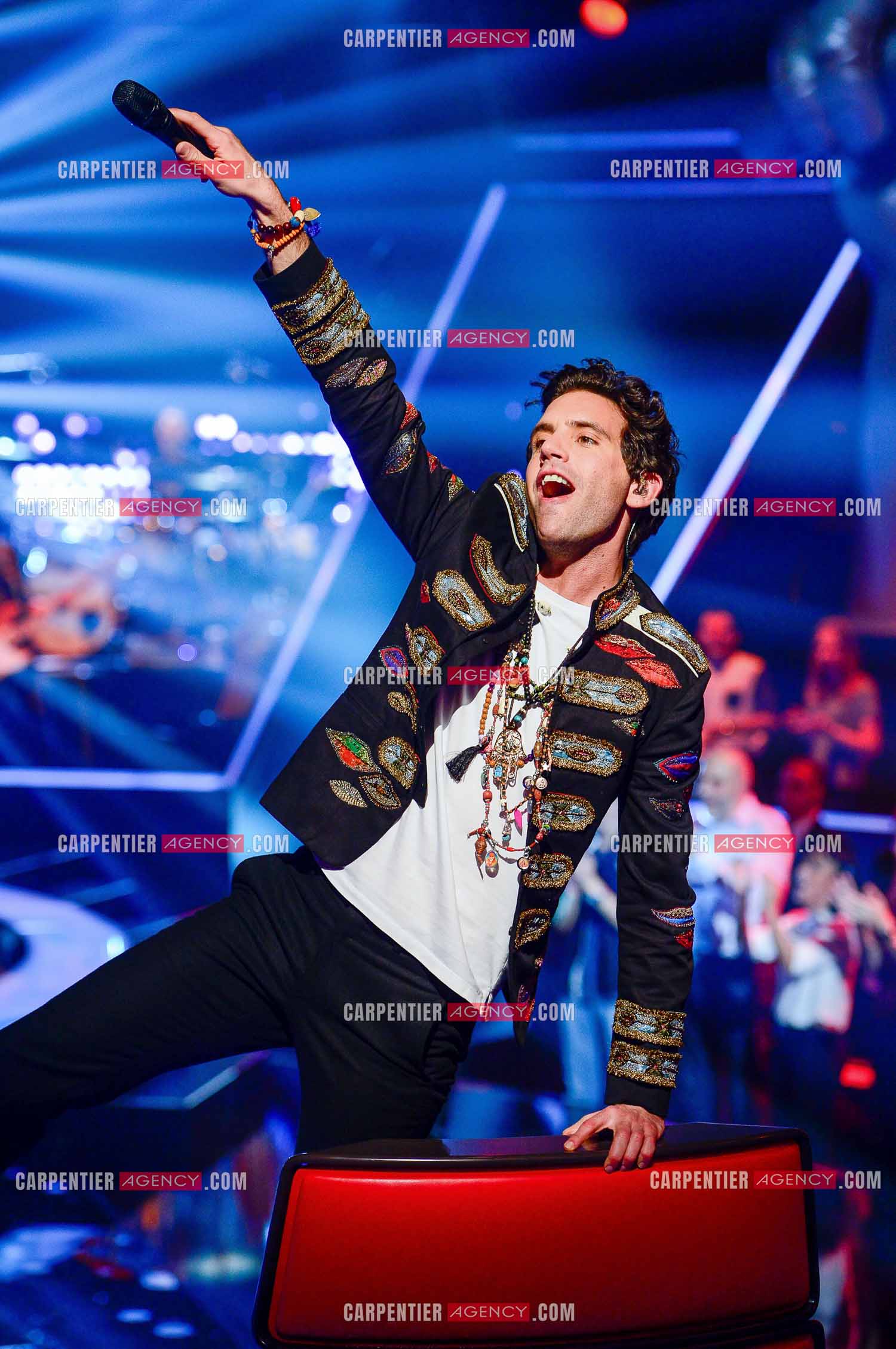 Le coach Mika sur le plateau de l'émission The Voice debout sur son siège.   ( Exclusif )