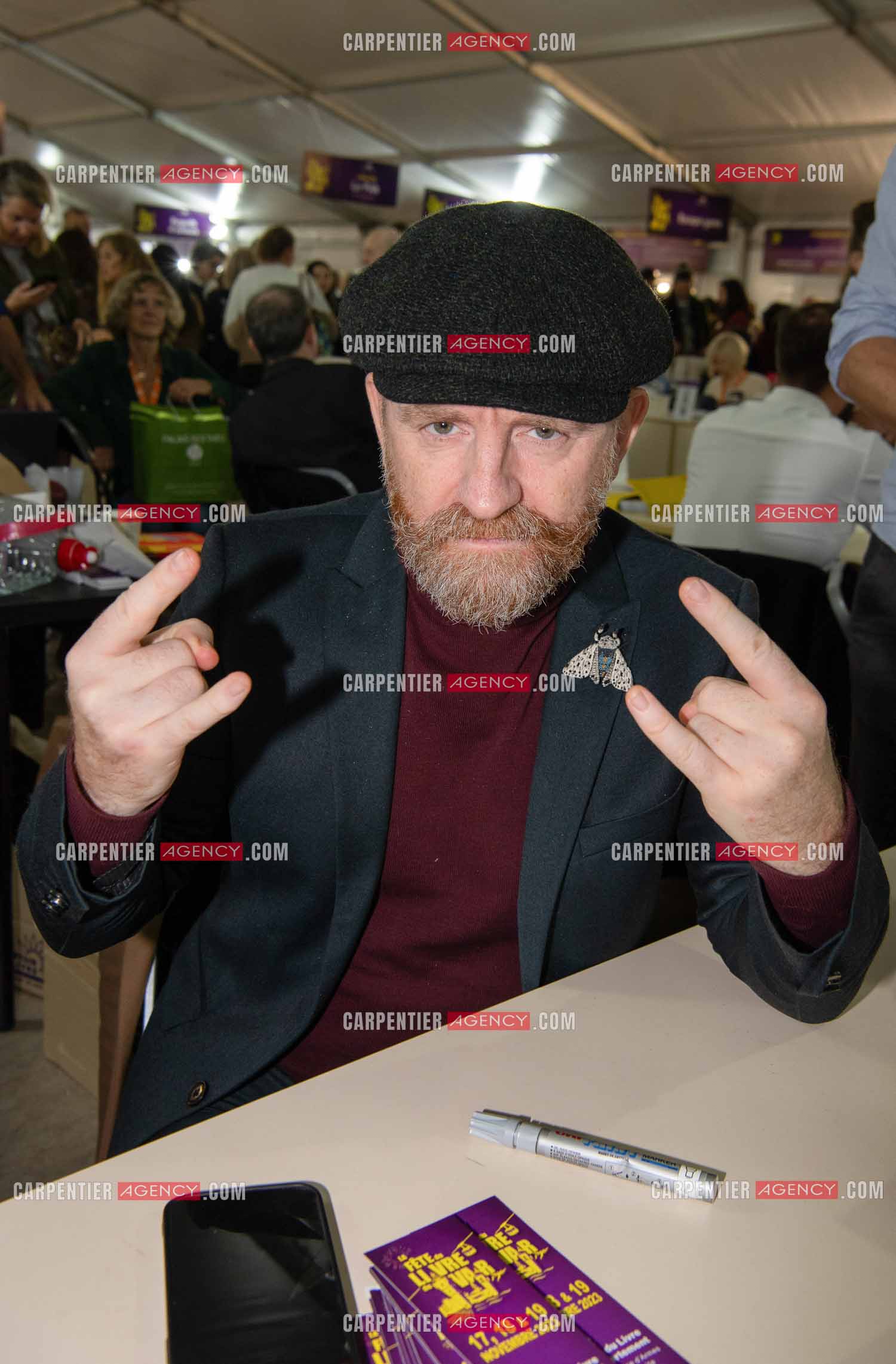 L'auteur Mathias Malzieu présente son livre “ L'EXTRAORDINARIUM “ aux éditions Le Livre de Poche.      ( Exclusif )