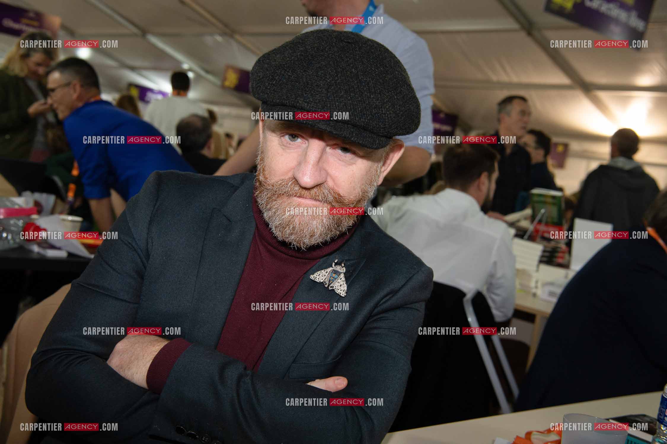 L'auteur Mathias Malzieu présente son livre “ L'EXTRAORDINARIUM “ aux éditions Le Livre de Poche.      ( Exclusif )