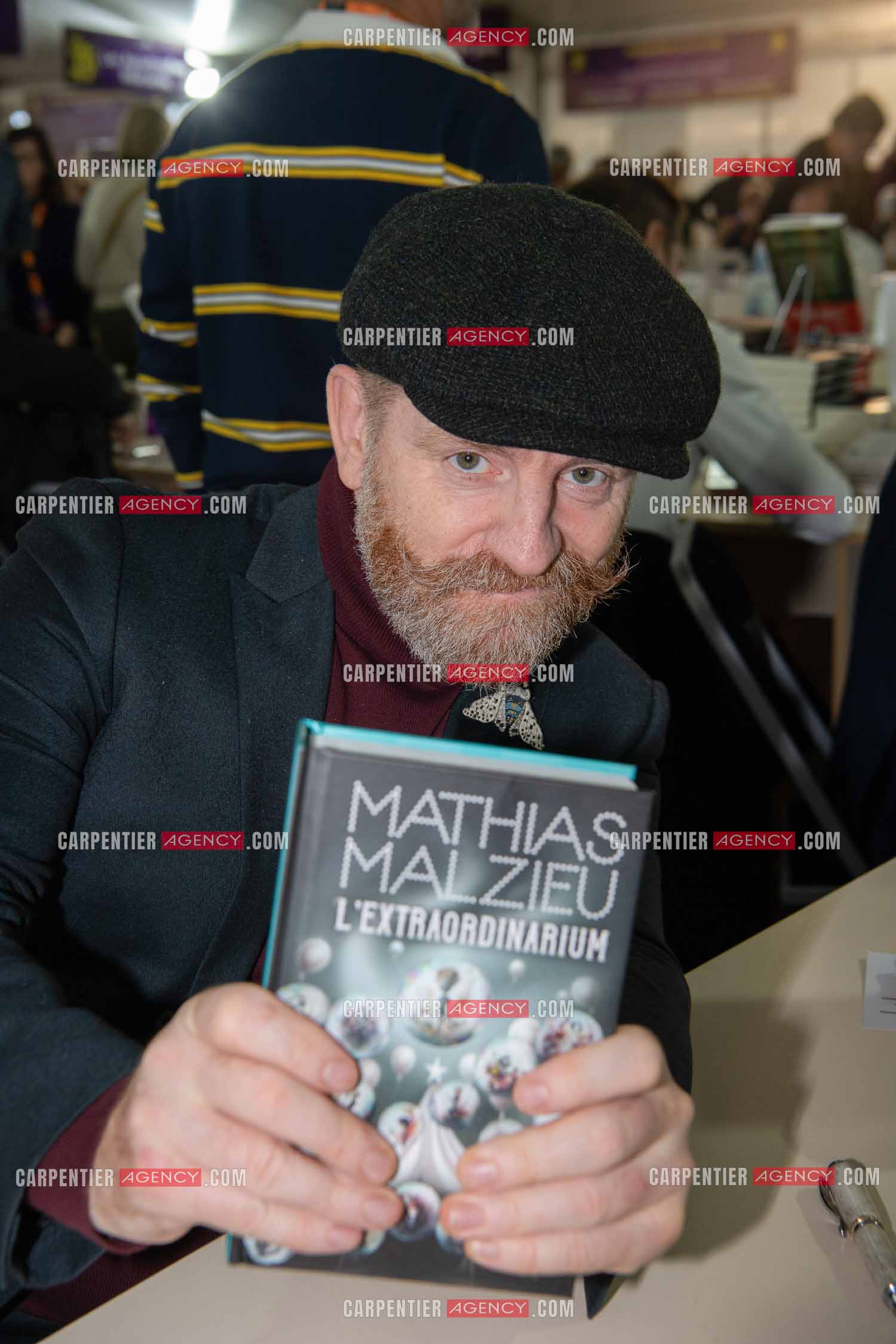 L'auteur Mathias Malzieu présente son livre “ L'EXTRAORDINARIUM “ aux éditions Le Livre de Poche.      ( Exclusif )