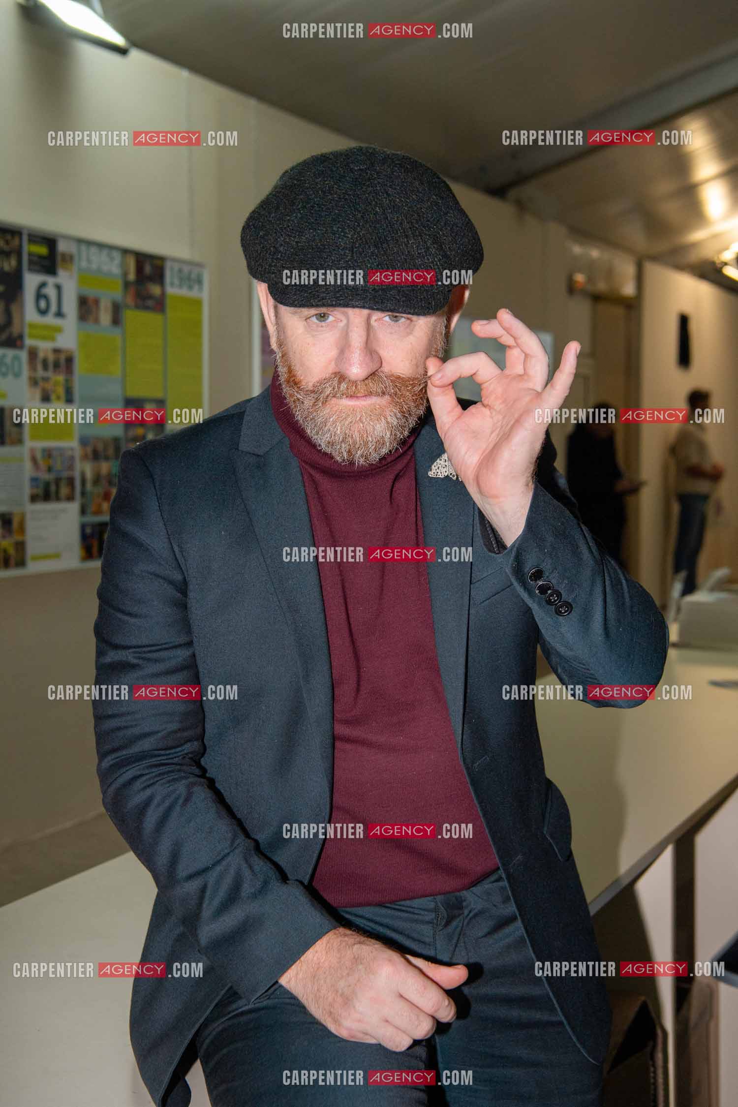 L'auteur Mathias Malzieu présente son livre “ L'EXTRAORDINARIUM “ aux éditions Le Livre de Poche.      ( Exclusif )