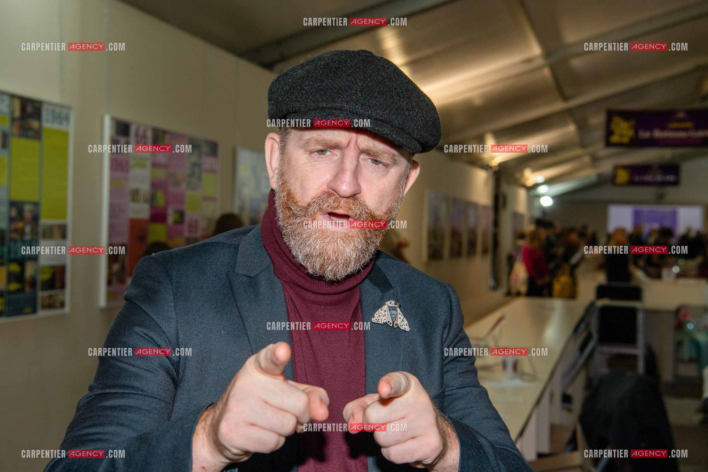 L'auteur Mathias Malzieu présente son livre “ L'EXTRAORDINARIUM “ aux éditions Le Livre de Poche.      ( Exclusif )