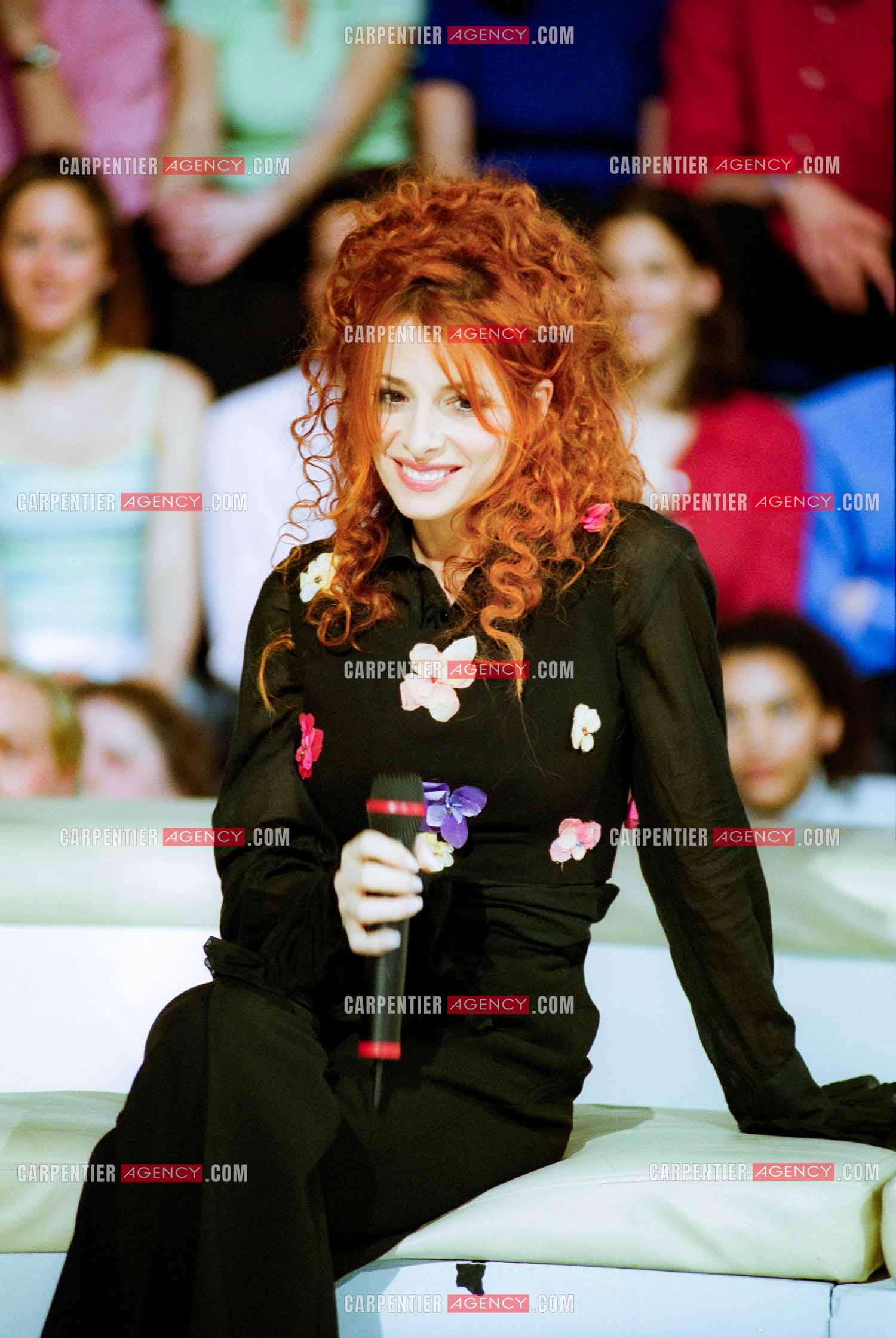La chanteuse Mylène Farmer lors de l'enregistrement de l'émission " LES ANNÉES TUBES " en 1999. ( Exclusif ) Singer Mylène Farmer during the recording of the program "LES ANNÉES TUBES" in 1999.    (Exclusive)