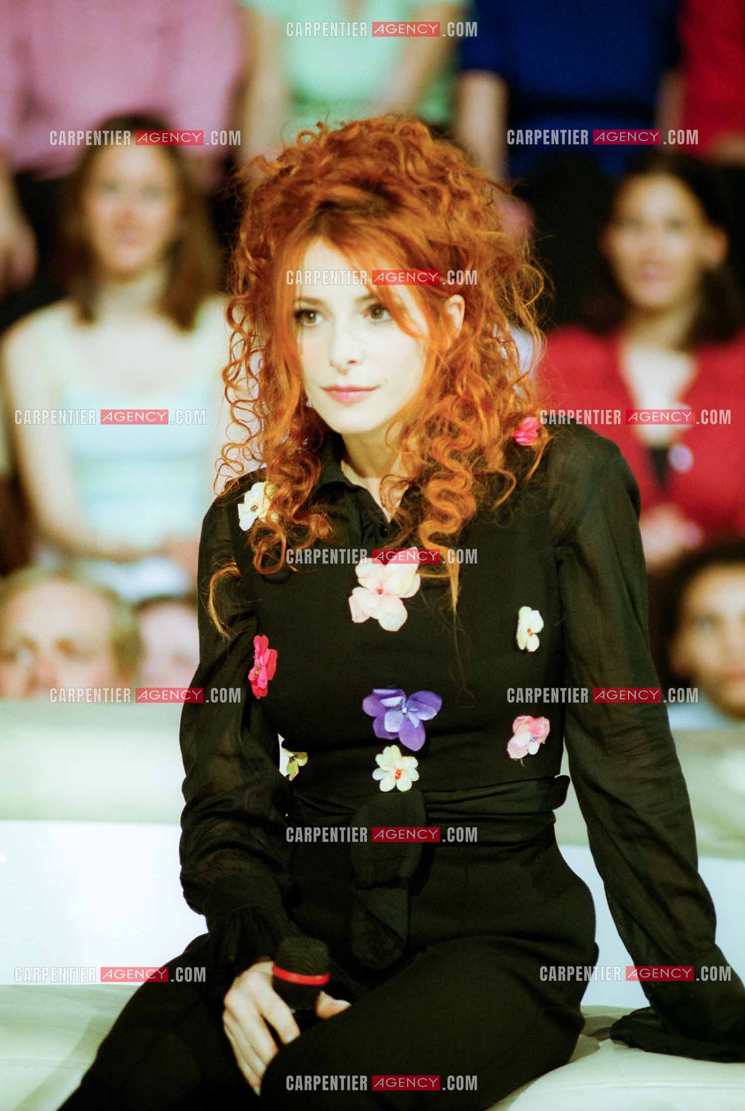 La chanteuse Mylène Farmer lors de l'enregistrement de l'émission " LES ANNÉES TUBES " en 1999. ( Exclusif ) Singer Mylène Farmer during the recording of the program "LES ANNÉES TUBES" in 1999.    (Exclusive)