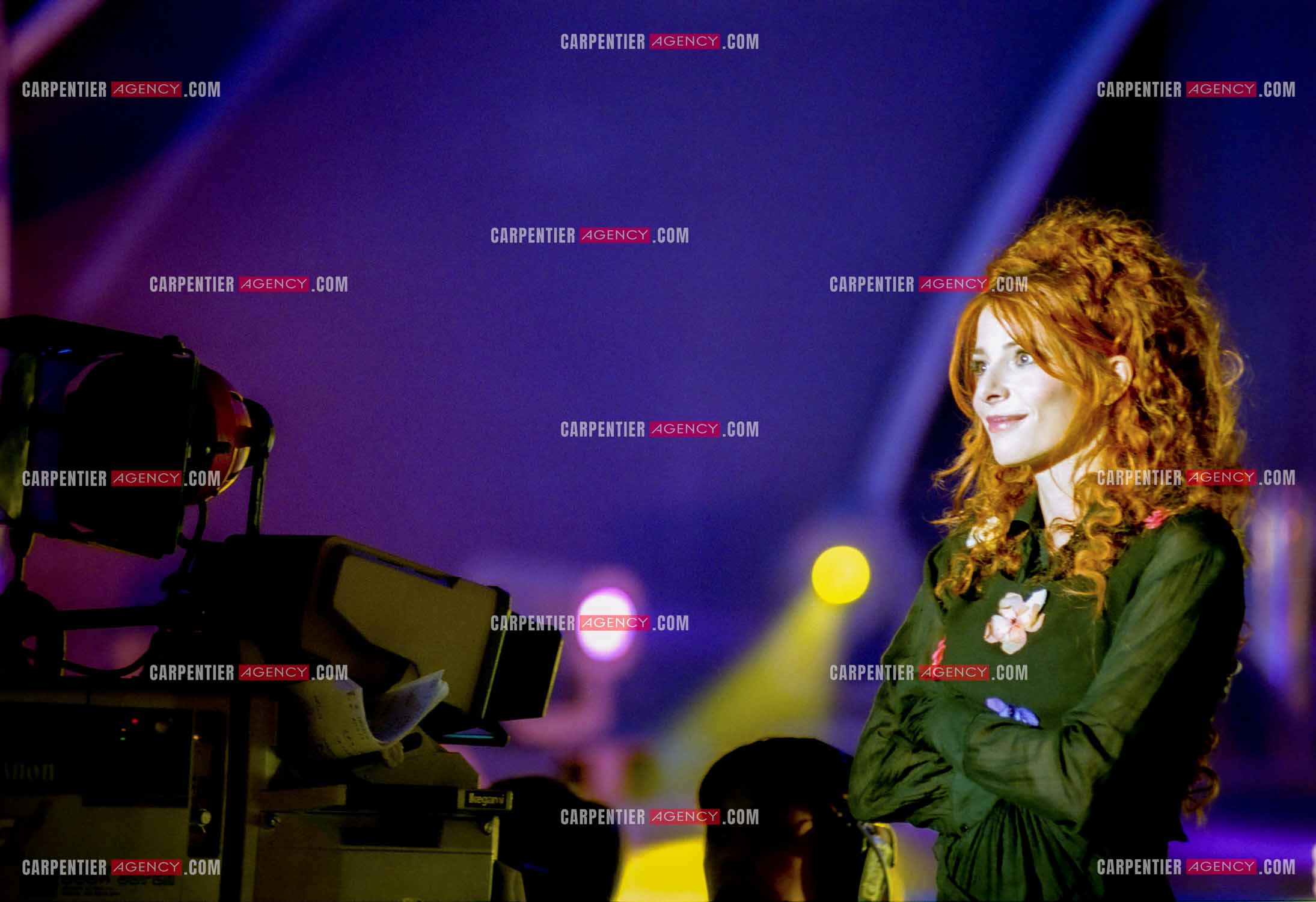 La chanteuse Mylène Farmer lors de l'enregistrement de l'émission " LES ANNÉES TUBES " en 1999. ( Exclusif ) Singer Mylène Farmer during the recording of the program "LES ANNÉES TUBES" in 1999.    (Exclusive)