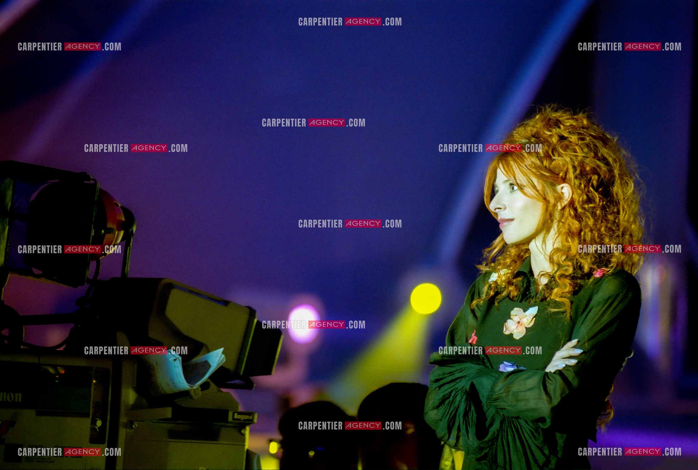 La chanteuse Mylène Farmer lors de l'enregistrement de l'émission " LES ANNÉES TUBES " en 1999. ( Exclusif ) Singer Mylène Farmer during the recording of the program "LES ANNÉES TUBES" in 1999.    (Exclusive)
