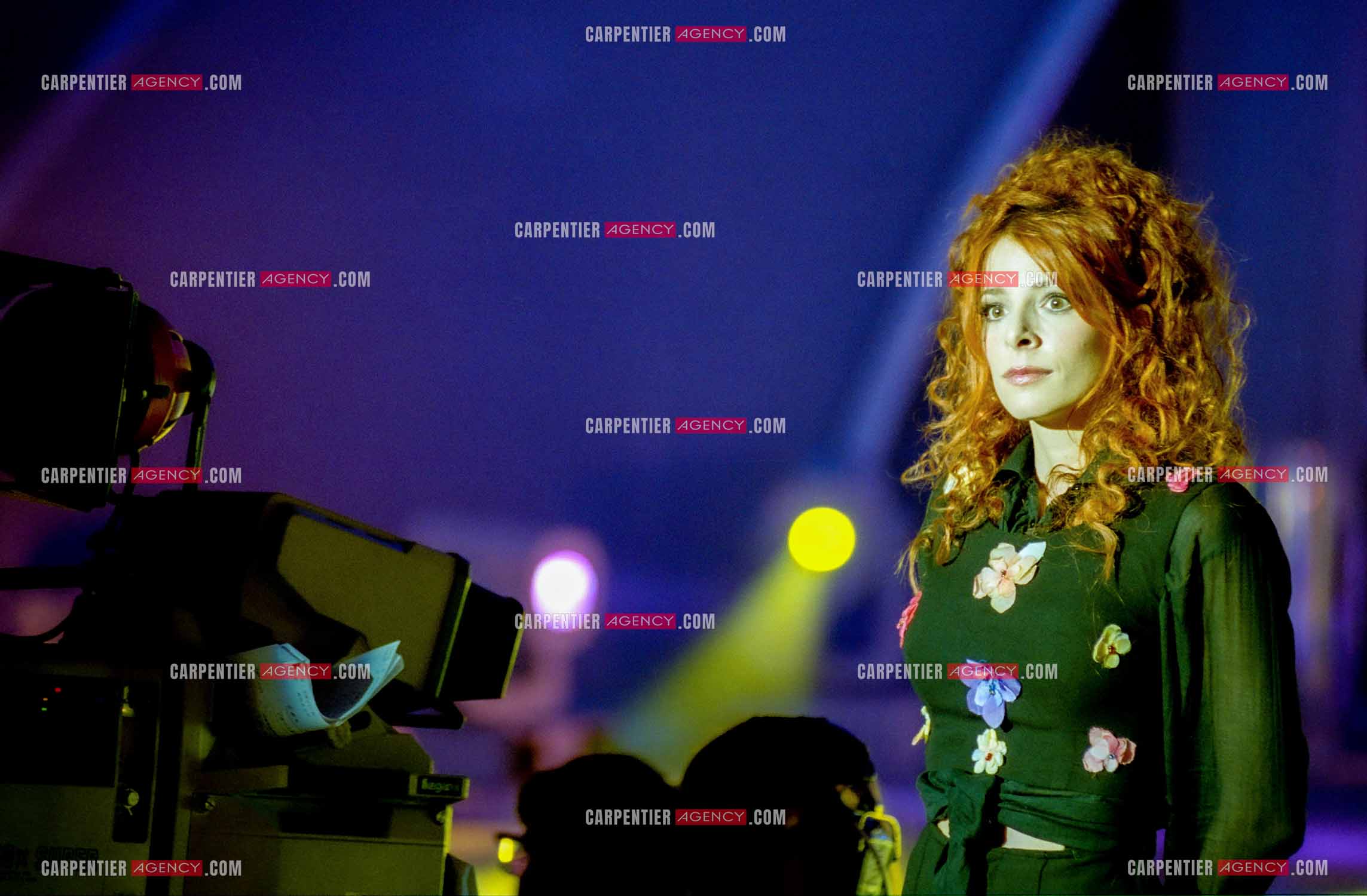 La chanteuse Mylène Farmer lors de l'enregistrement de l'émission " LES ANNÉES TUBES " en 1999. ( Exclusif ) Singer Mylène Farmer during the recording of the program "LES ANNÉES TUBES" in 1999.    (Exclusive)