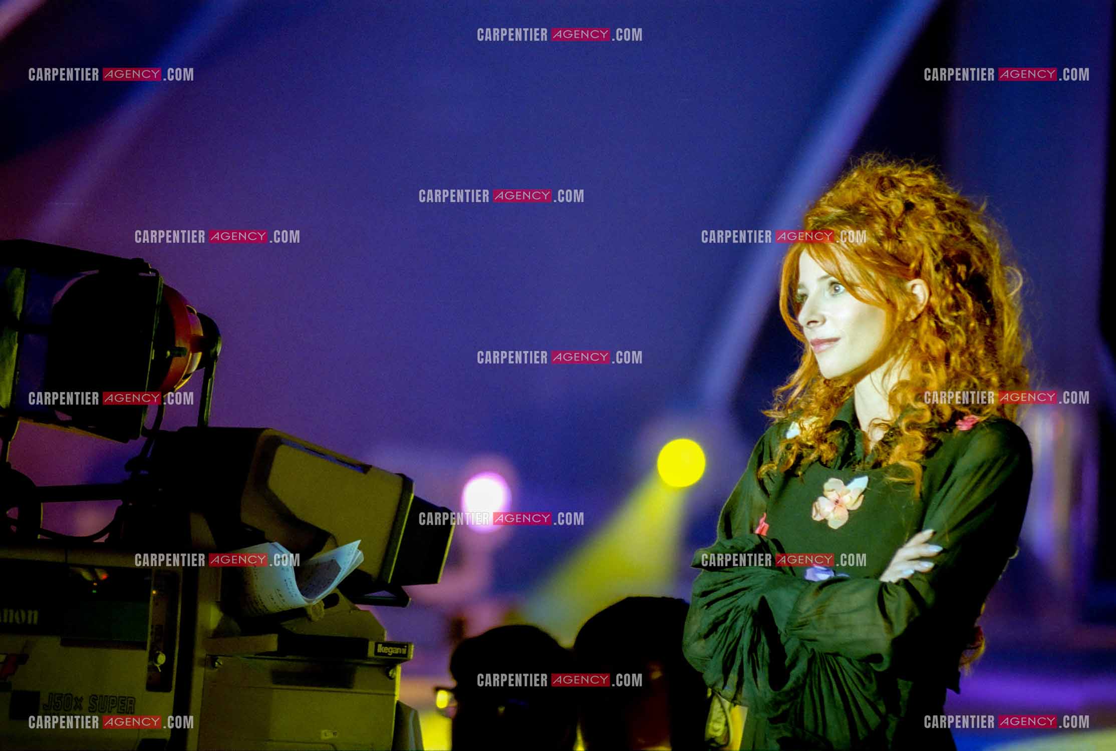 La chanteuse Mylène Farmer lors de l'enregistrement de l'émission " LES ANNÉES TUBES " en 1999. ( Exclusif ) Singer Mylène Farmer during the recording of the program "LES ANNÉES TUBES" in 1999.    (Exclusive)