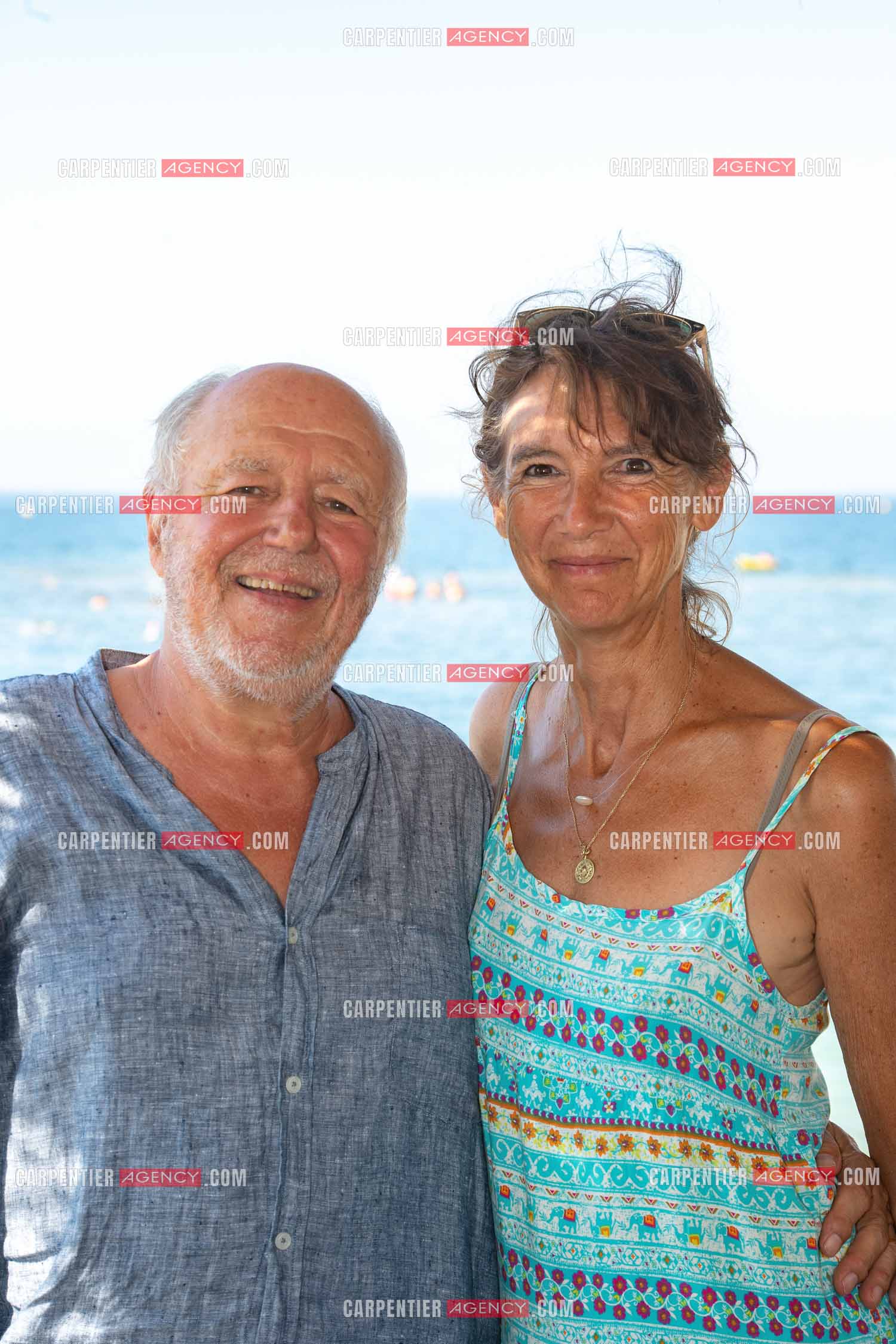 L'humoriste Marc Jolivet sort son livre “ TUEUR HORS SÉRIE “ aux éditions Plon avec l'aide de sa nouvelle compagne Julie Guinard.    ( Exclusif )