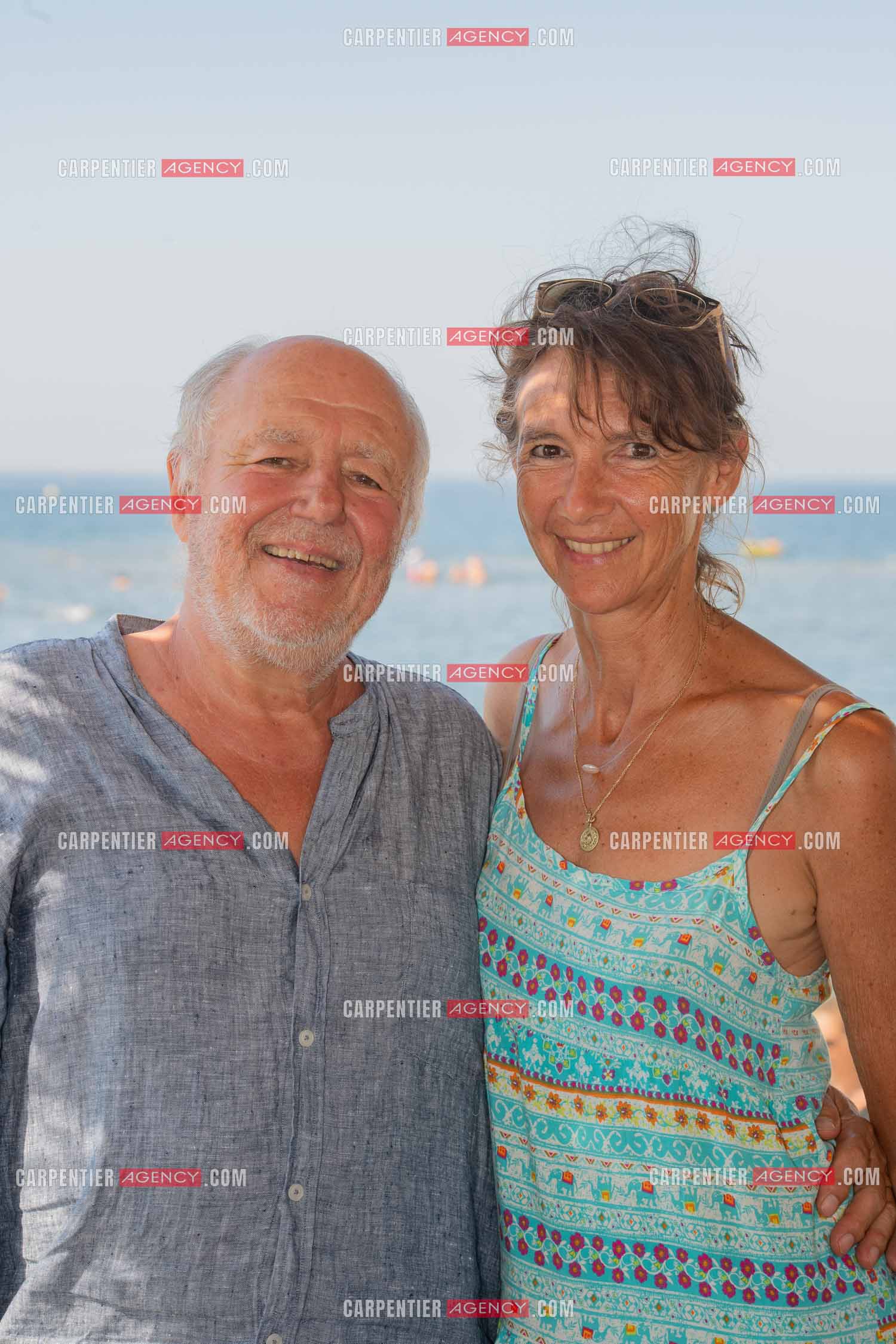 L'humoriste Marc Jolivet sort son livre “ TUEUR HORS SÉRIE “ aux éditions Plon avec l'aide de sa nouvelle compagne Julie Guinard.    ( Exclusif )