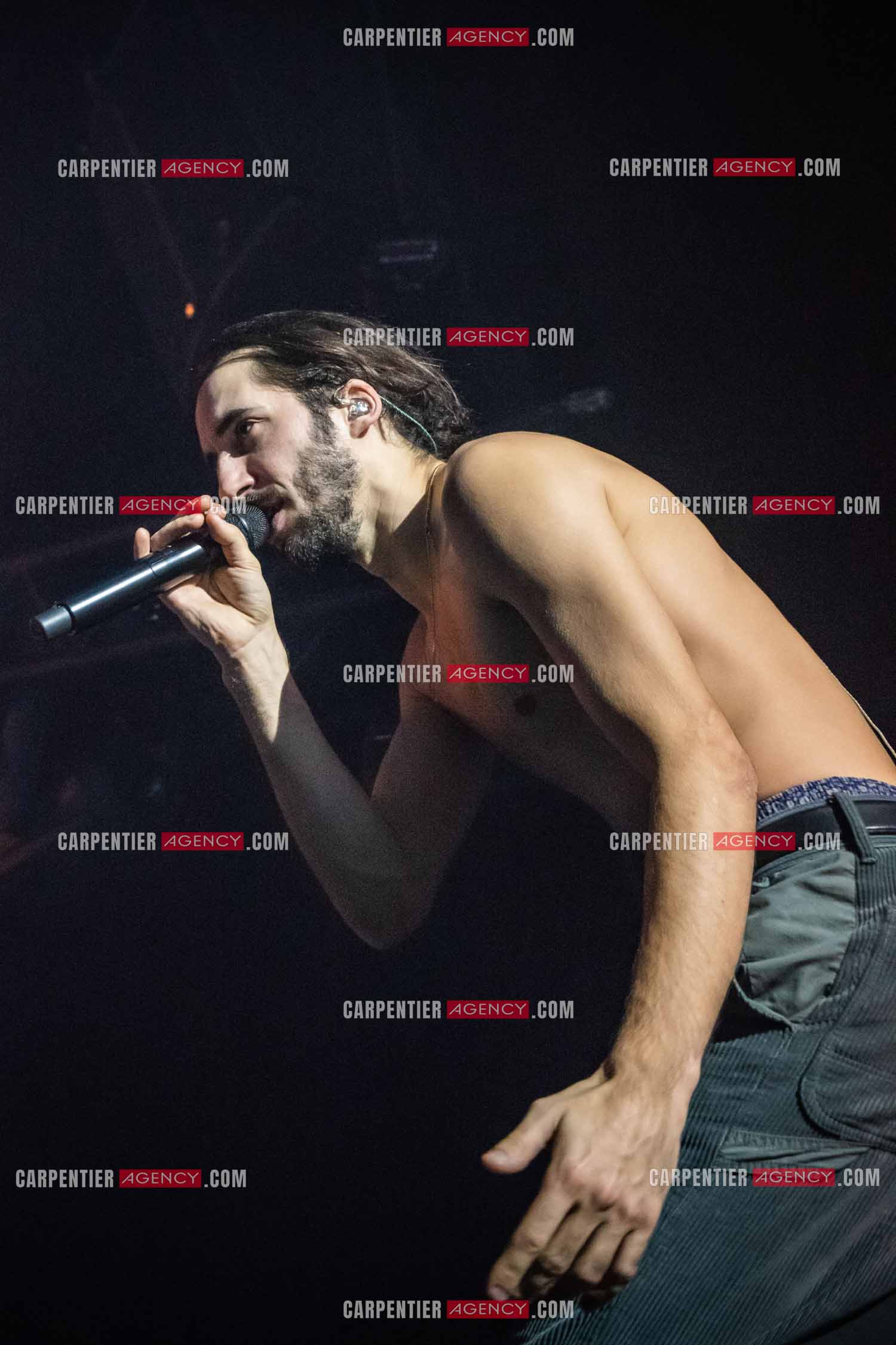 Artiste Chanteur de Rap Lomepal sur scène lors de la tournée Jeannine.