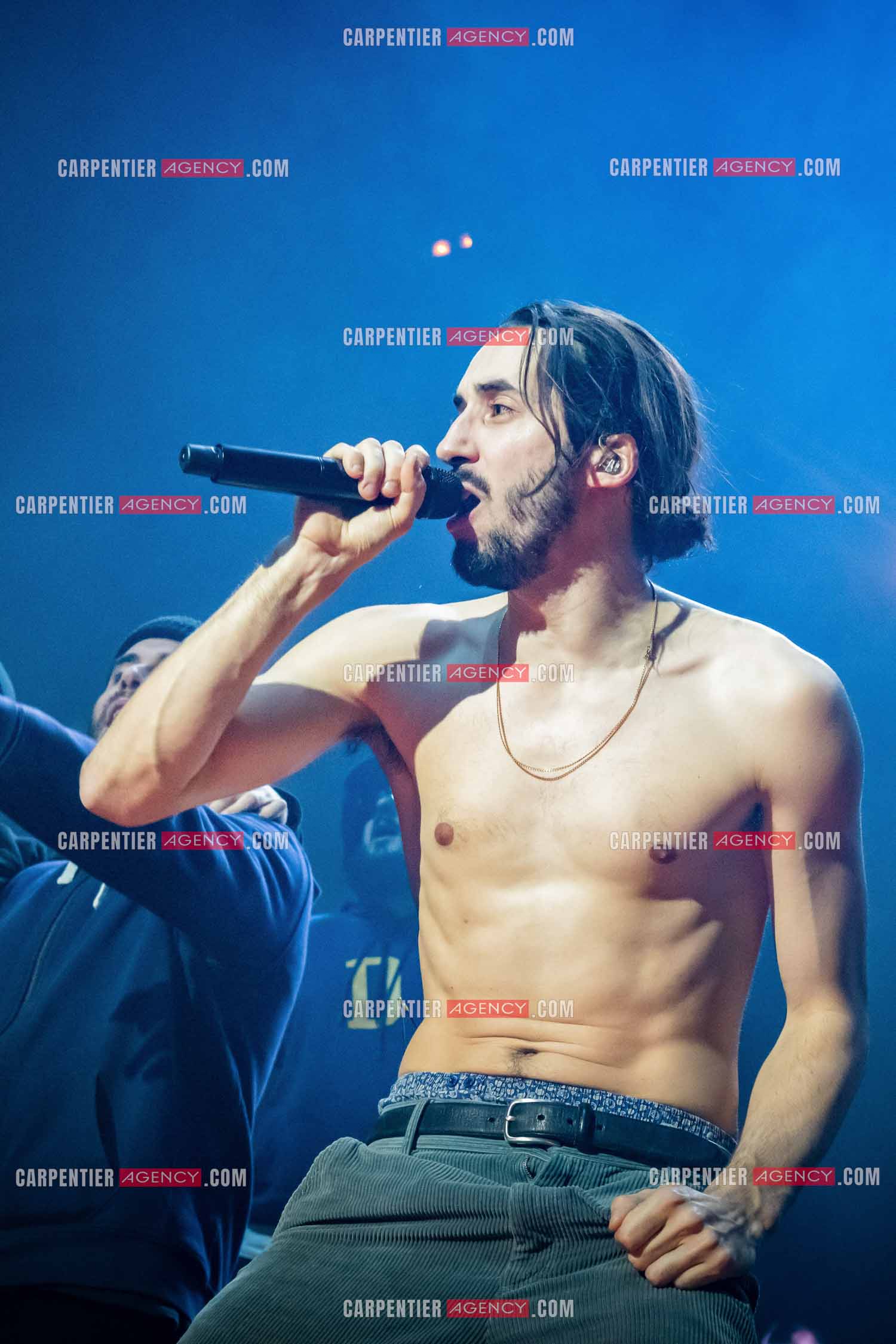 Artiste Chanteur de Rap Lomepal sur scène lors de la tournée Jeannine.