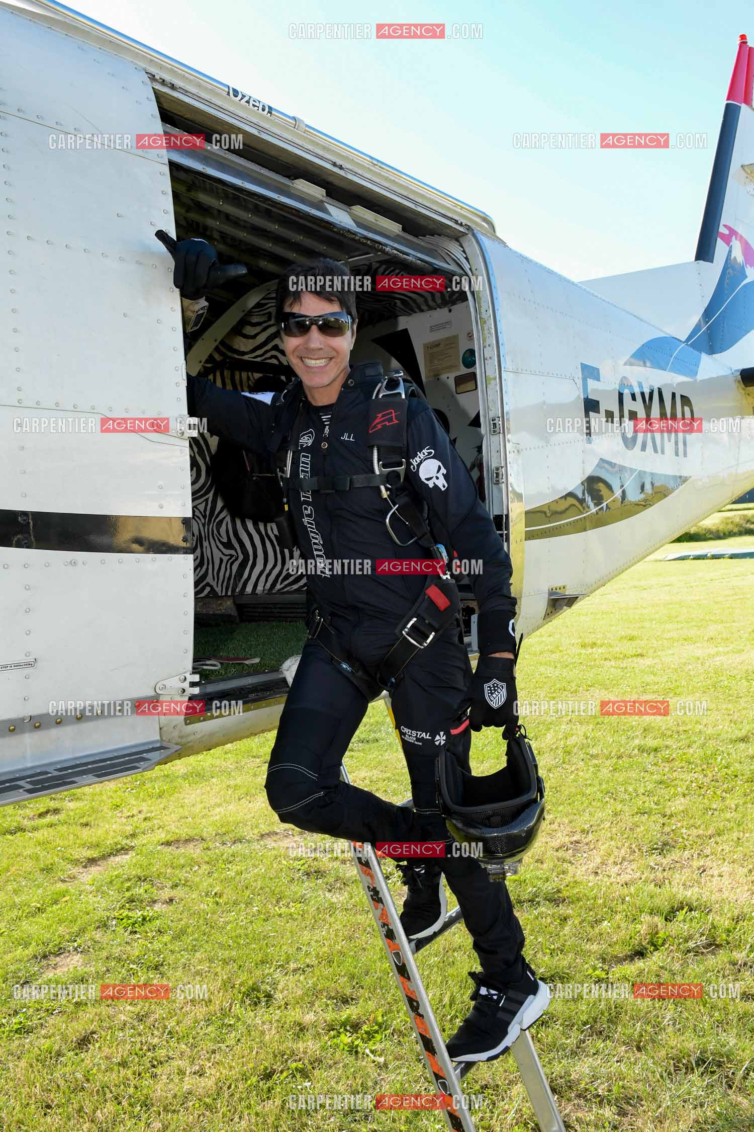 Le chanteur Jean-Luc Lahaye au centre de parachutiste de Fretoy Le Chateau pour sauter en parachute.
