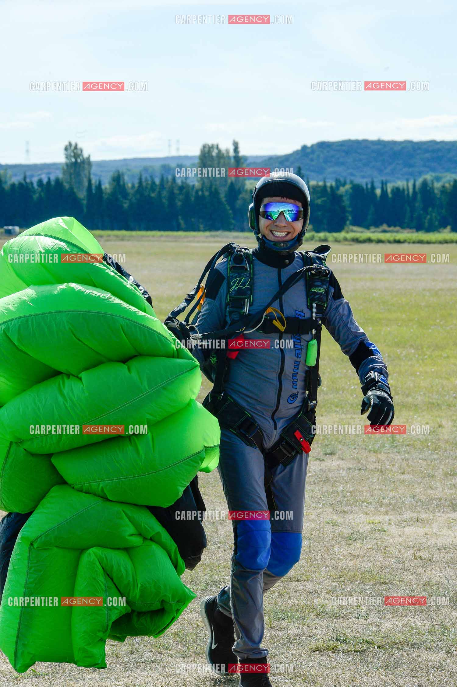 Le chanteur Jean-Luc Lahaye dans le sud de la France pour sauter en parachute. Artiste de la tournée STARS 80.        ( Exclusif )
