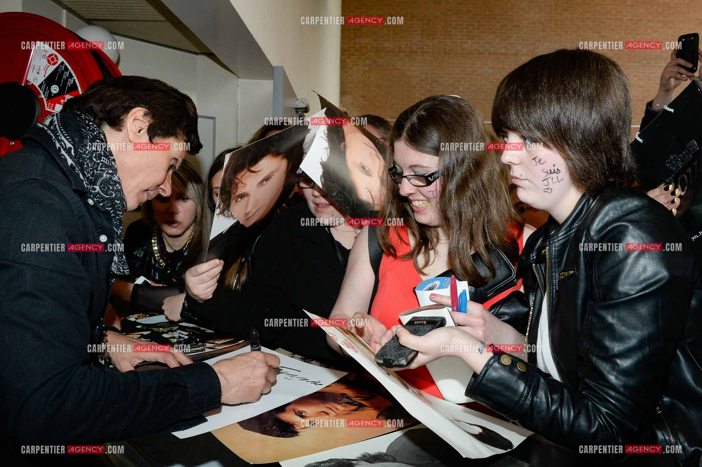 Le chanteur Jean-Luc Lahaye en séance de dédicaces avec ses fans après un concert. Artiste de la tournée STARS 80.        ( Exclusif )