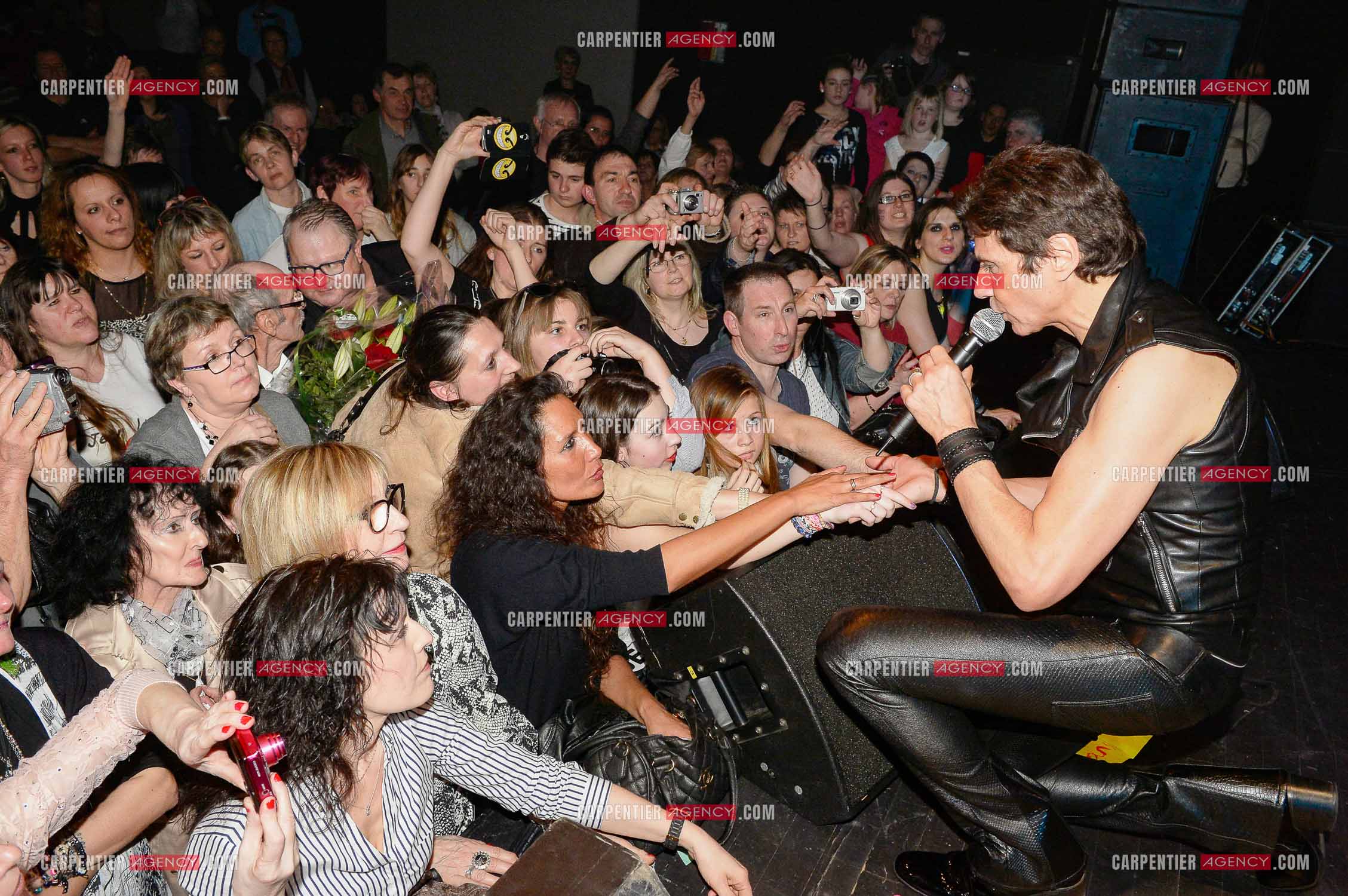 Le chanteur Jean-Luc Lahaye en concert assailli par ses fans. Artiste de la tournée STARS 80.        ( Exclusif )