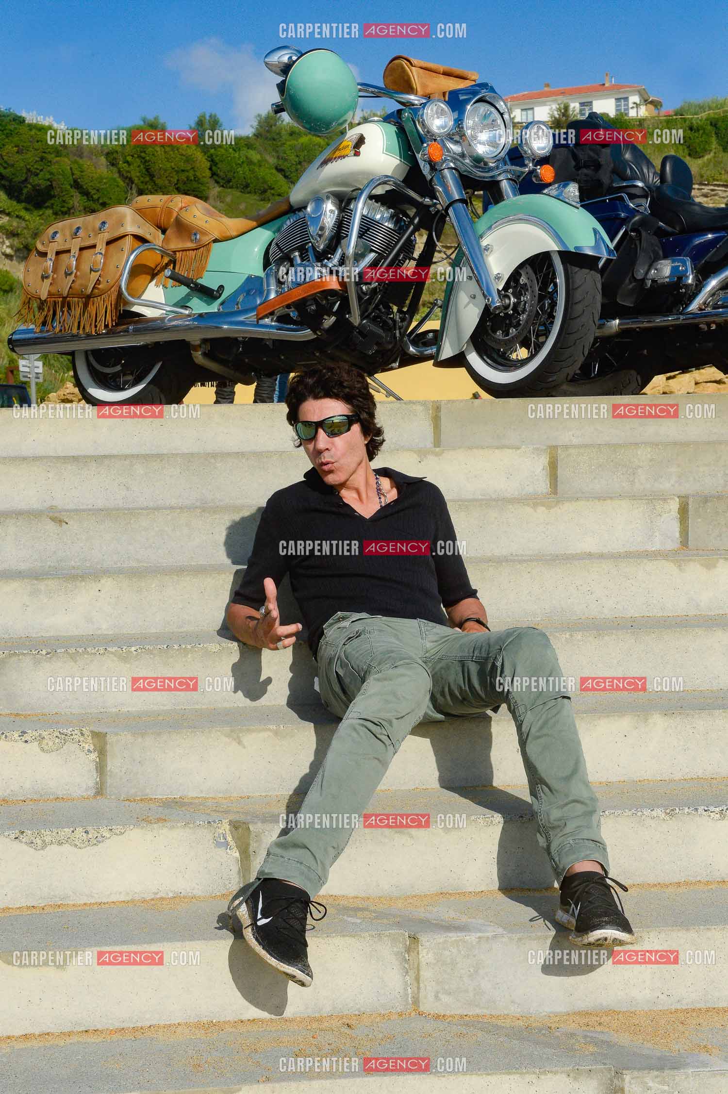 Le chanteur Jean-Luc Lahaye sur les plages de la côte atlantique avec son Harley Davidson. Artiste de la tournée Stars 80.     ( Exclusif )