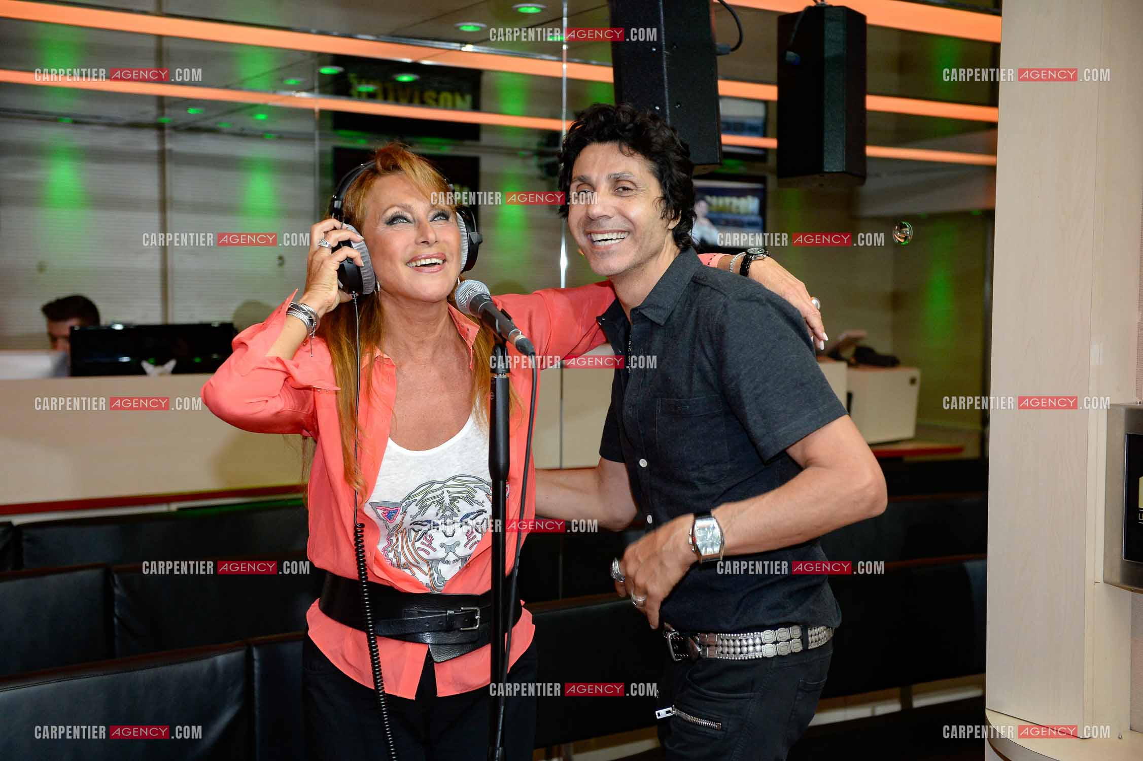 Le chanteur Jean-Luc Lahaye en duo avec Julie Pietri. Artiste de la tournée STARS 80.        ( Exclusif )