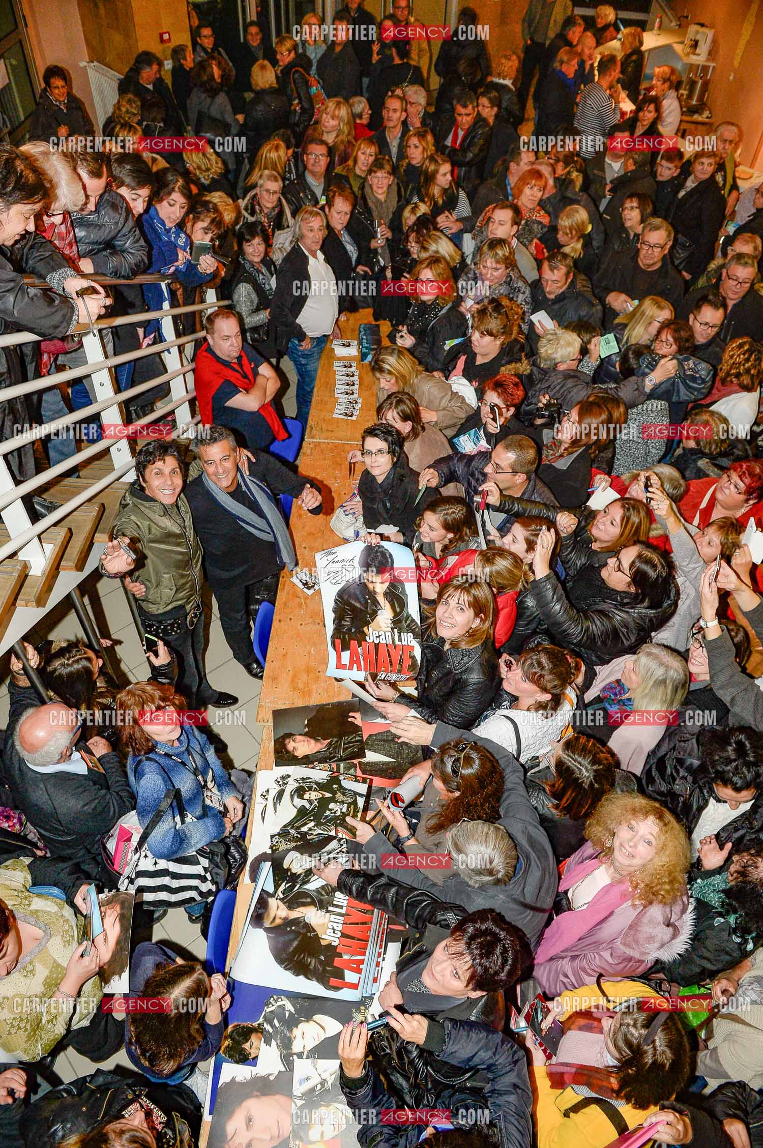 Les chanteurs Jean-Luc Lahaye et Phil Barney après un concert avec leurs fans pour une séance de dédicaces.    ( Exclusif )