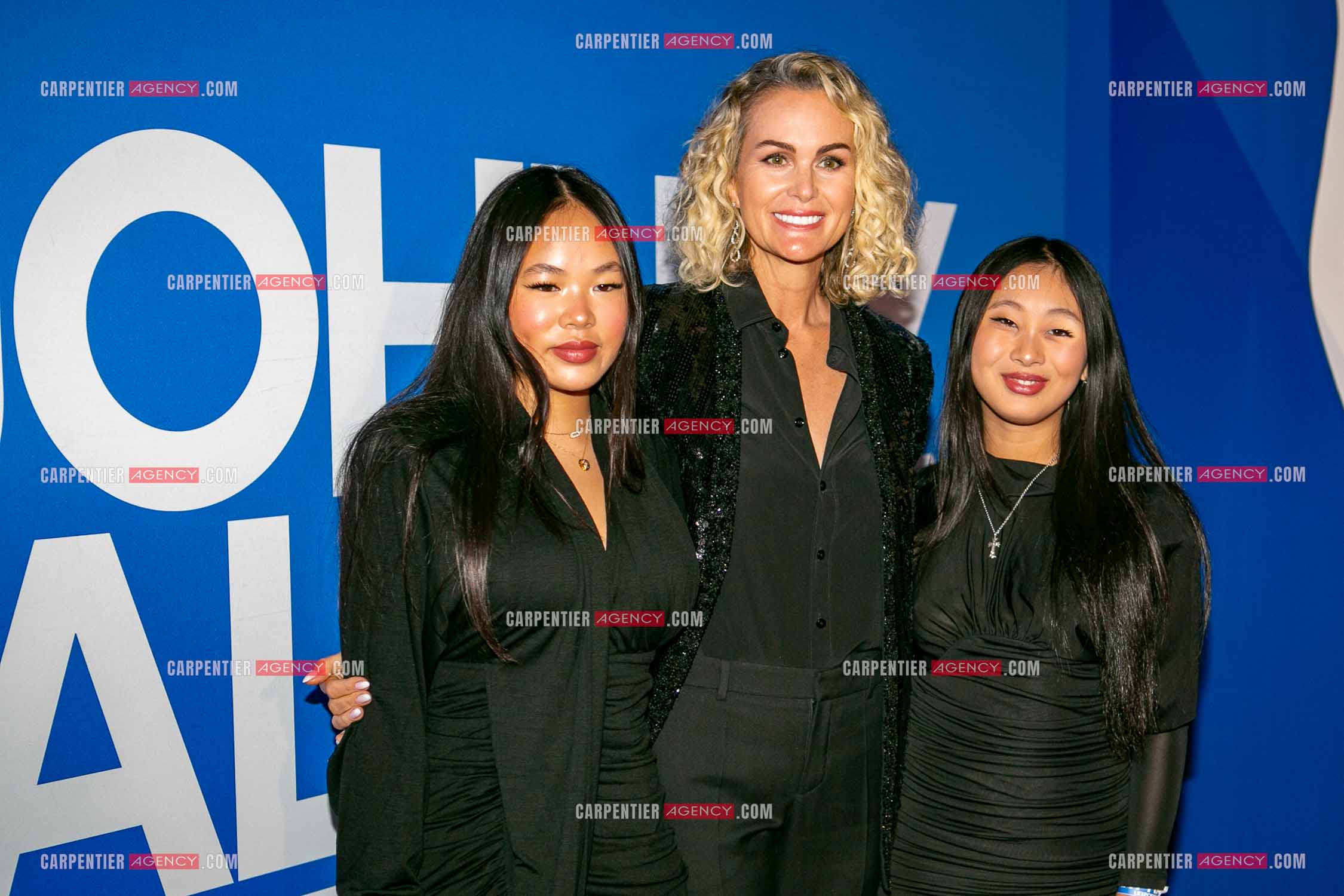 Inauguration de l'exposition sur Johnny Hallyday au Parc des Expositions de la Porte de Versailles. Laeticia et ses deux filles Jade et Joy Hallyday.