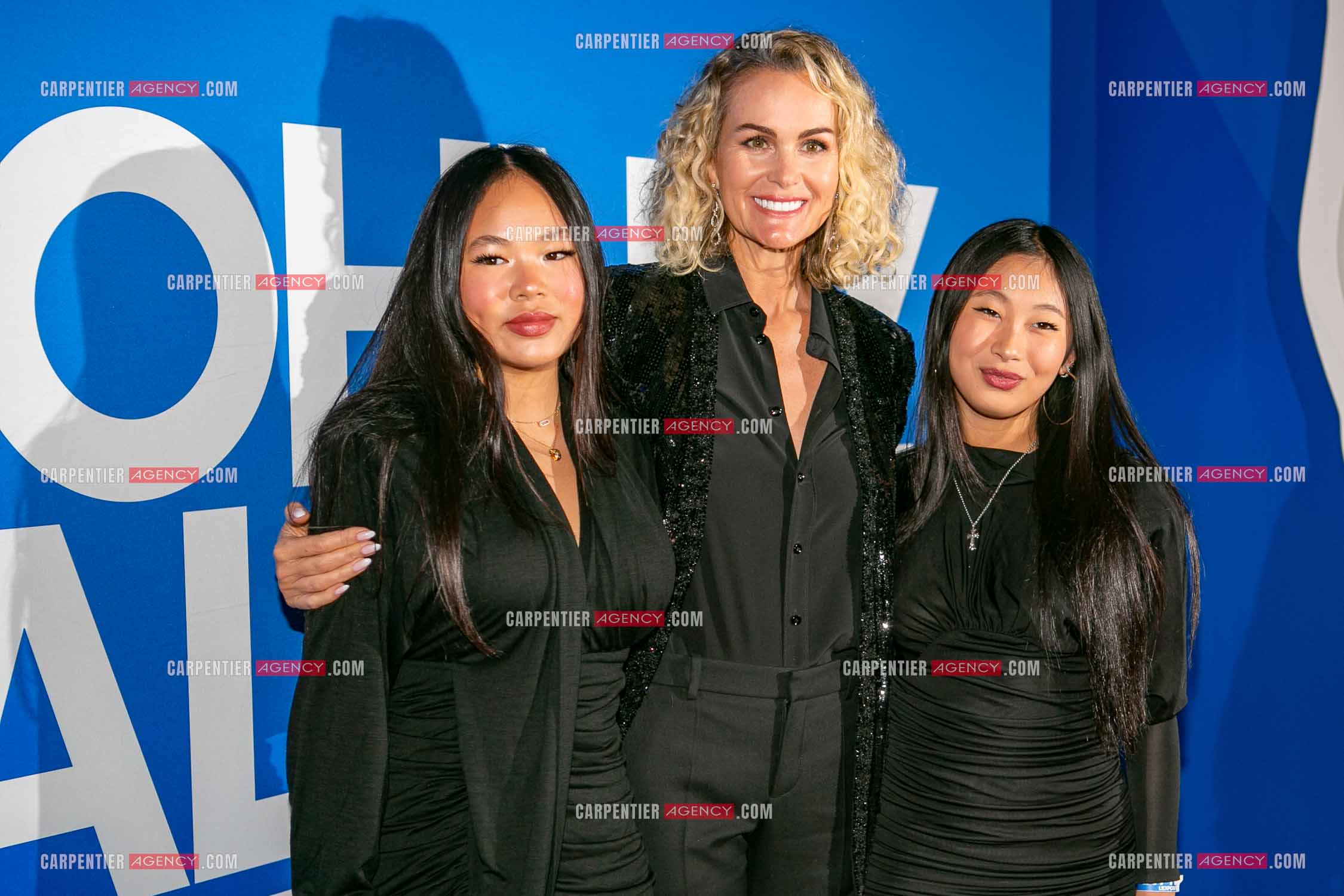 Inauguration de l'exposition sur Johnny Hallyday au Parc des Expositions de la Porte de Versailles. Laeticia et ses deux filles Jade et Joy Hallyday.