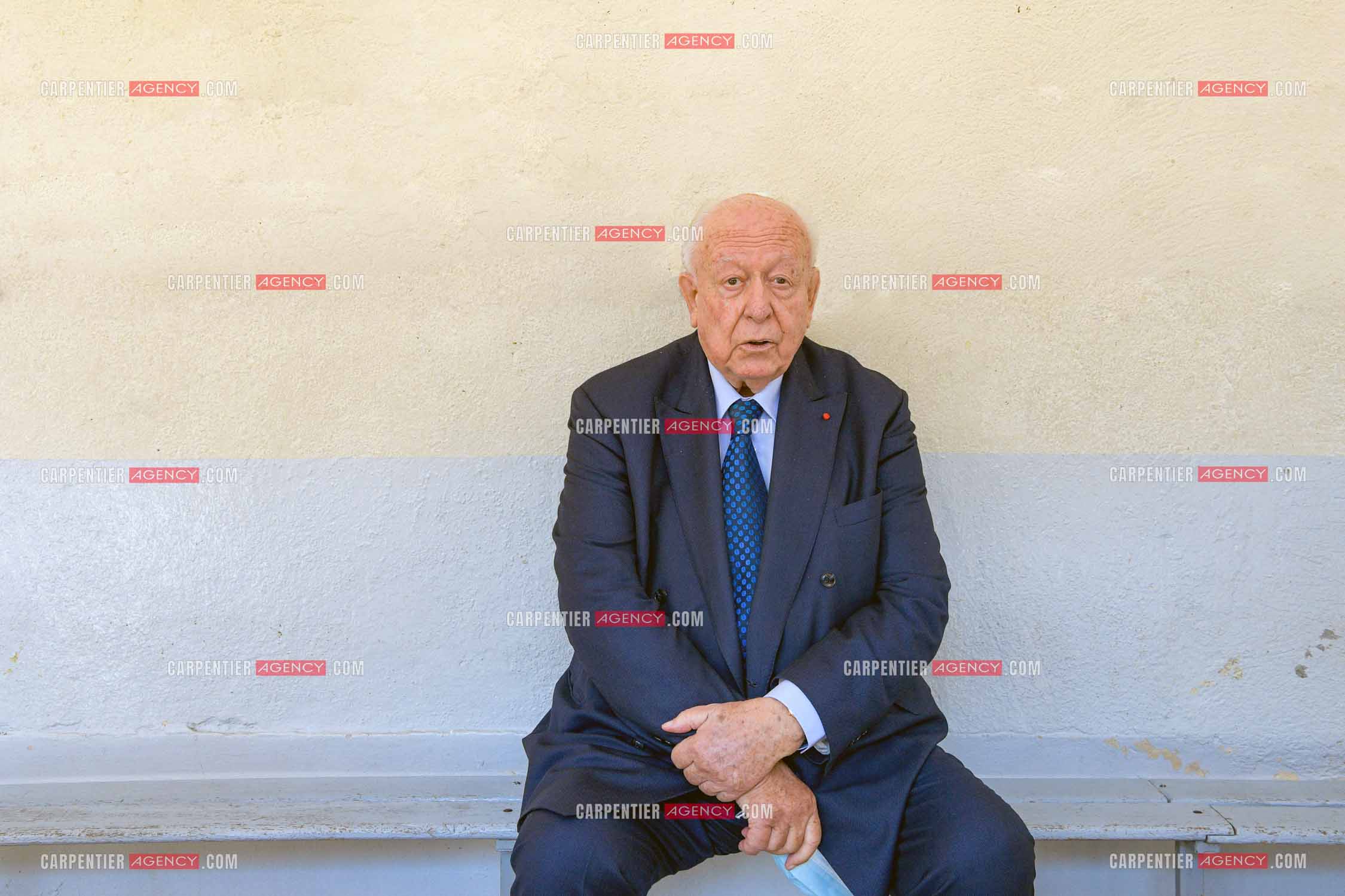Jean-Claude Gaudin maire sortant  vote pour le deuxième tour des élections municipales bureau 806 de l'école Jean Mermoz  dans le 8 èm arrondissement de Marseille.
