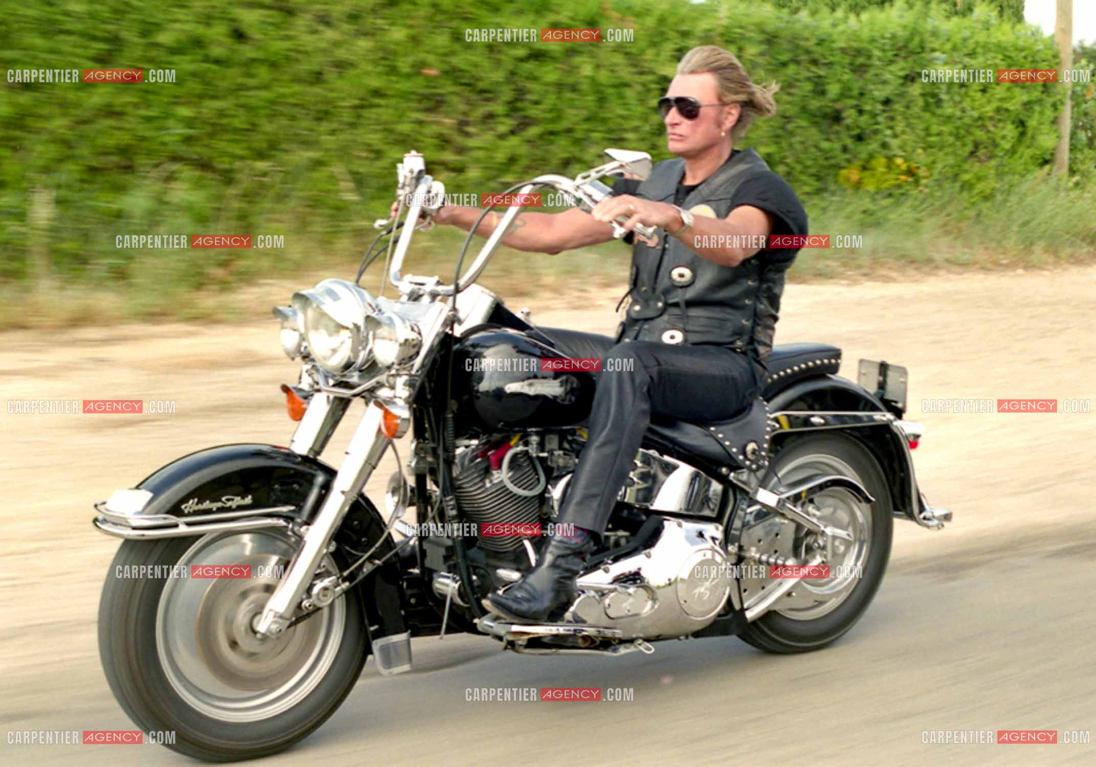 Concentration Harley Davidson à Carpentras. Le chanteur Johnny Hallyday en tête de cette concentration suivi de son club “LES DESPERADOS“.     ( Exclusif )