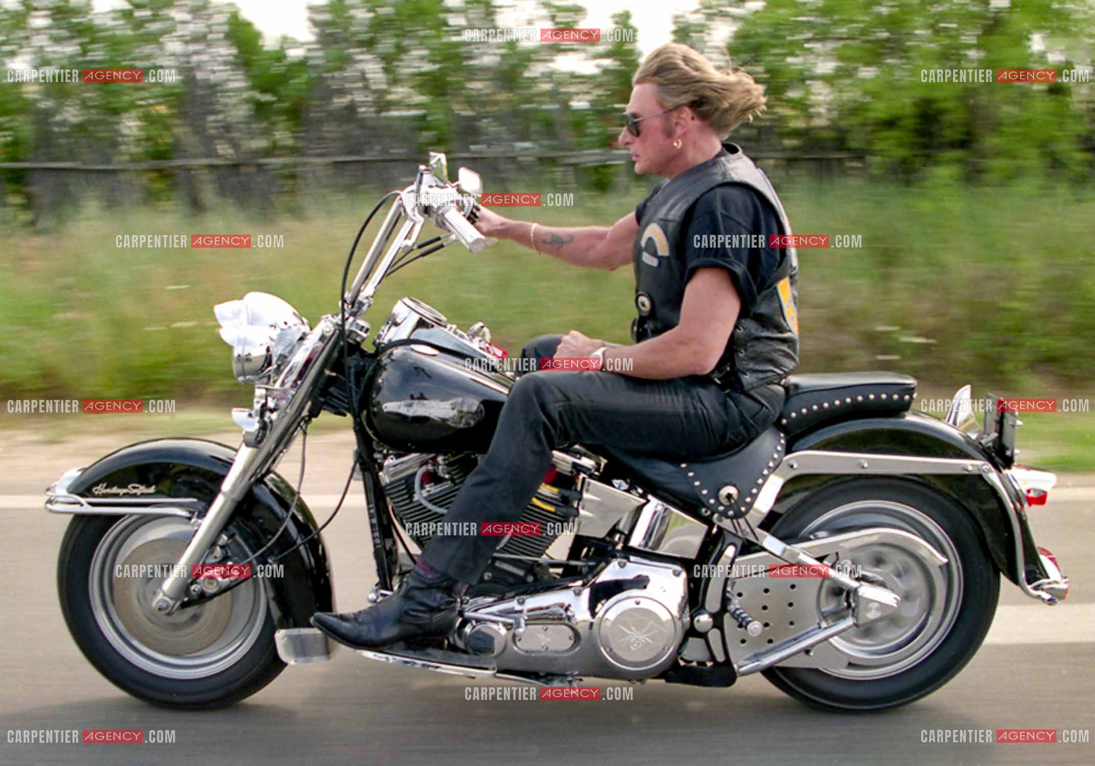 Concentration Harley Davidson à Carpentras. Le chanteur Johnny Hallyday en tête de cette concentration suivi de son club “LES DESPERADOS“.     ( Exclusif )