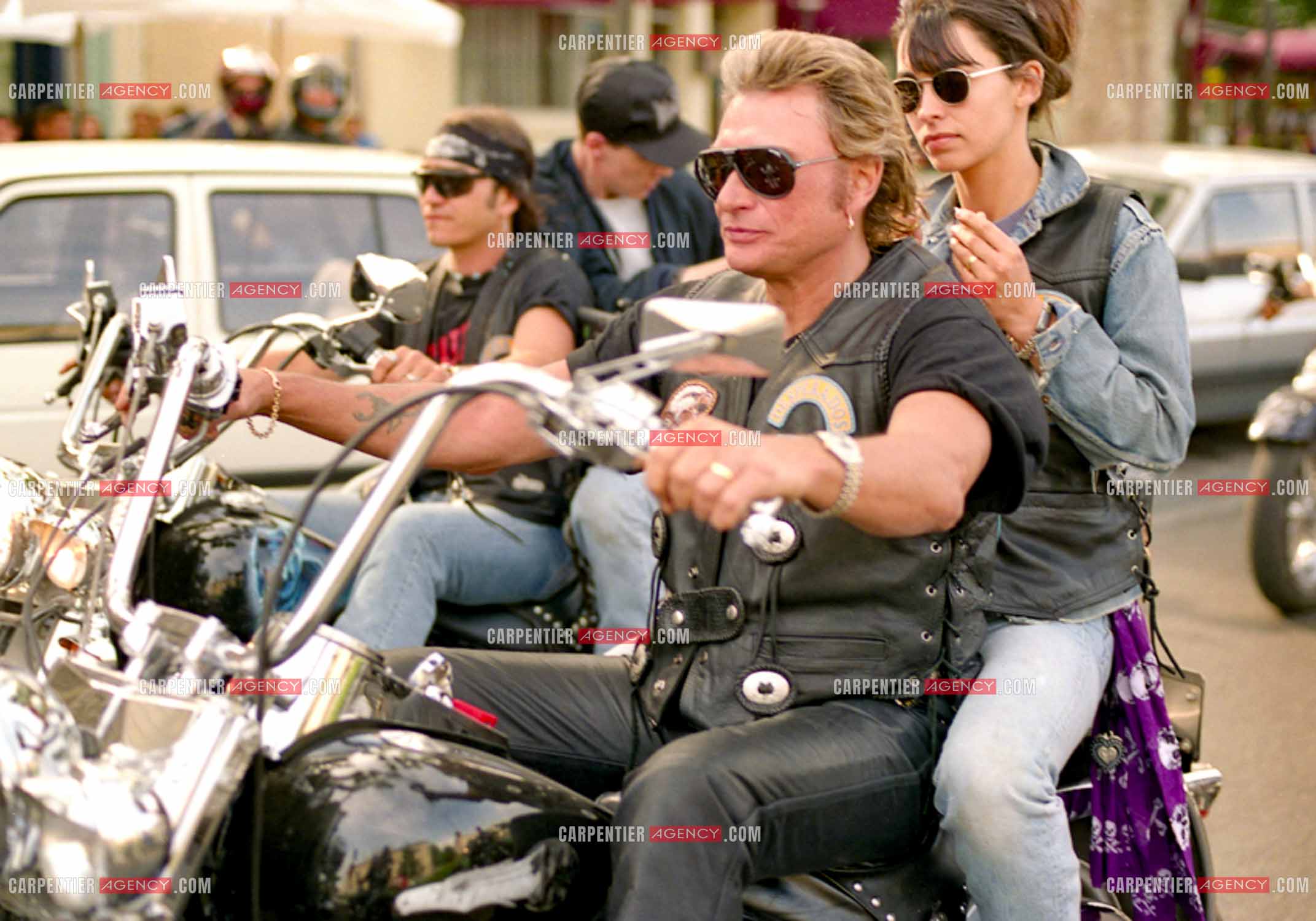 Concentration Harley Davidson à Carpentras. Le chanteur Johnny Hallyday et sa femme Adeline en tête de cette concentration suivi de son club “LES DESPERADOS “.      ( Exclusif )