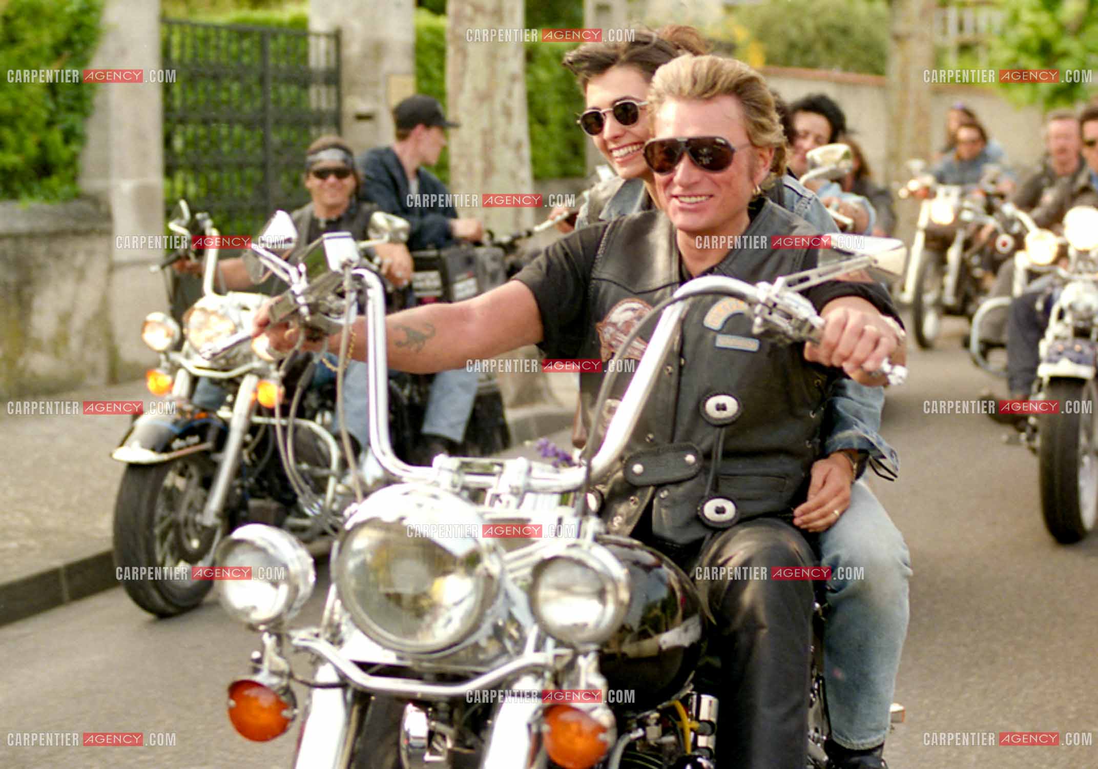 Concentration Harley Davidson à Carpentras. Le chanteur Johnny Hallyday et sa femme Adeline en tête de cette concentration suivi de son club “LES DESPERADOS “.      ( Exclusif )