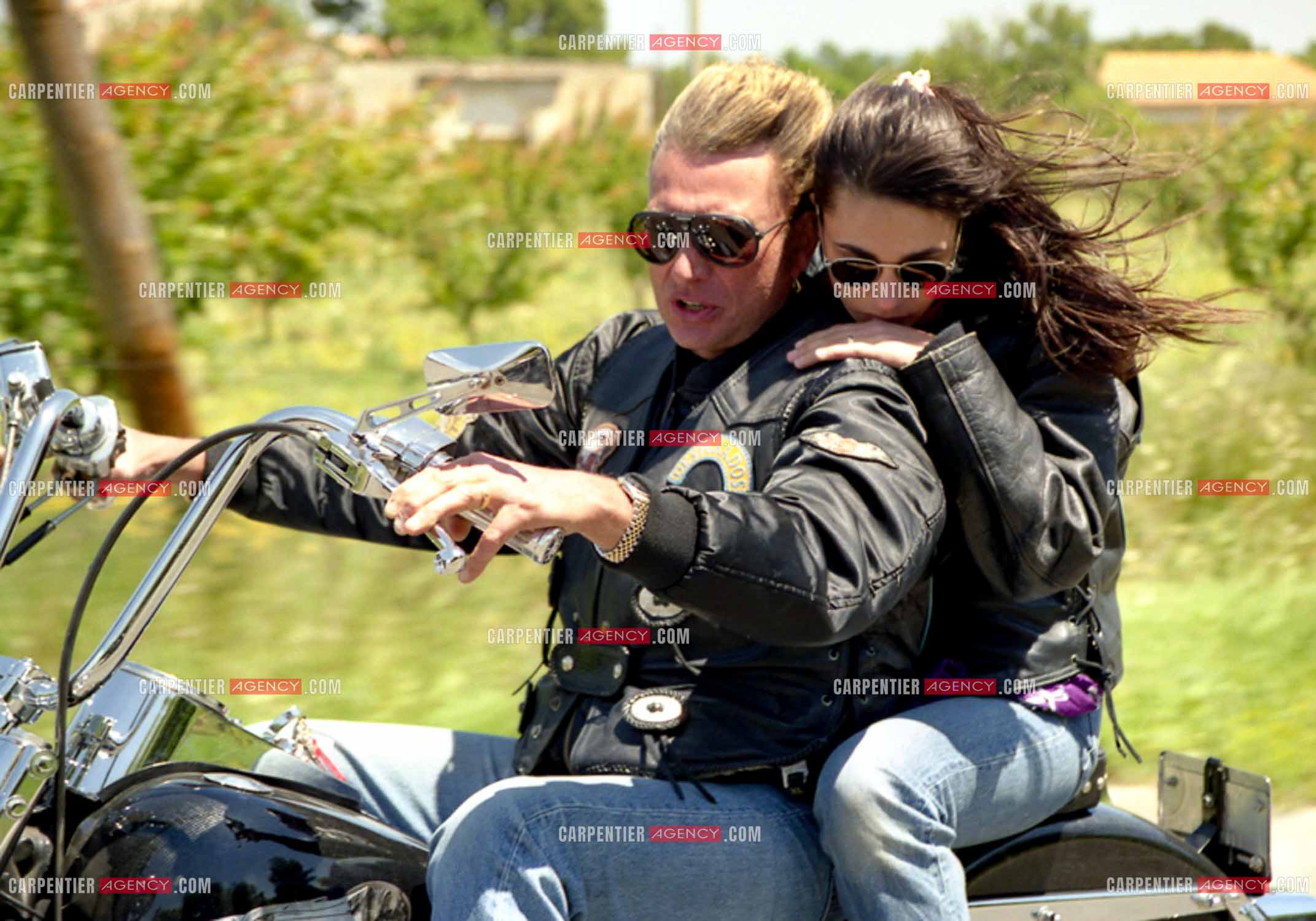 Concentration Harley Davidson à Carpentras. Le chanteur Johnny Hallyday et sa femme Adeline en tête de cette concentration suivi de son club “LES DESPERADOS “.      ( Exclusif )