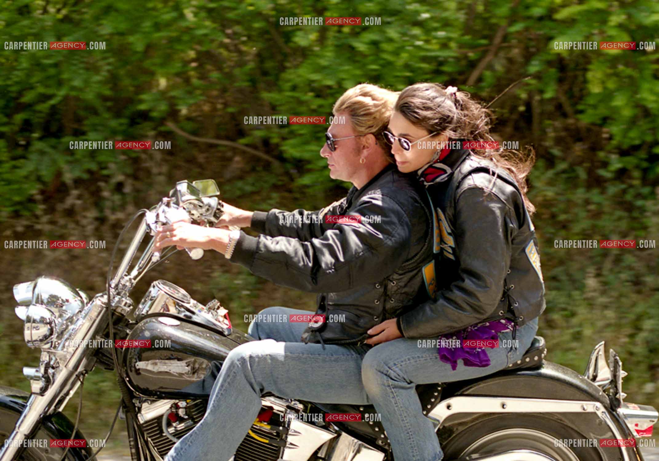 Concentration Harley Davidson à Carpentras. Le chanteur Johnny Hallyday et sa femme Adeline en tête de cette concentration suivi de son club “LES DESPERADOS “.      ( Exclusif )