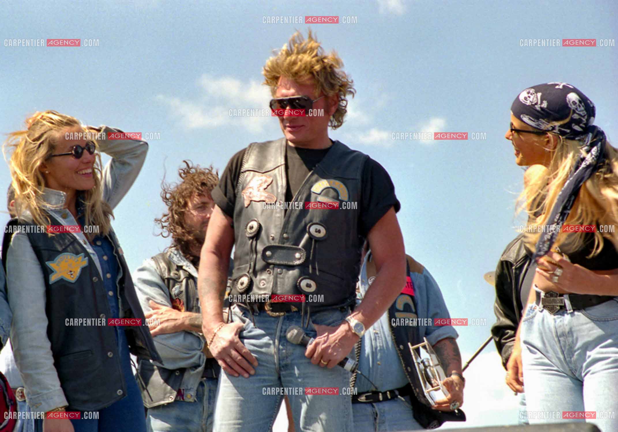 Concentration Harley Davidson à Carpentras. Le chanteur Johnny Hallyday et sa femme  Adeline en tête de cette concentration suivi de son club “ LES DESPERADOS “. Johnny présente son nouveau parfum “ BIKER “ en présence de l'animatrice Sophie Favier.                                 ( Exclusif )
