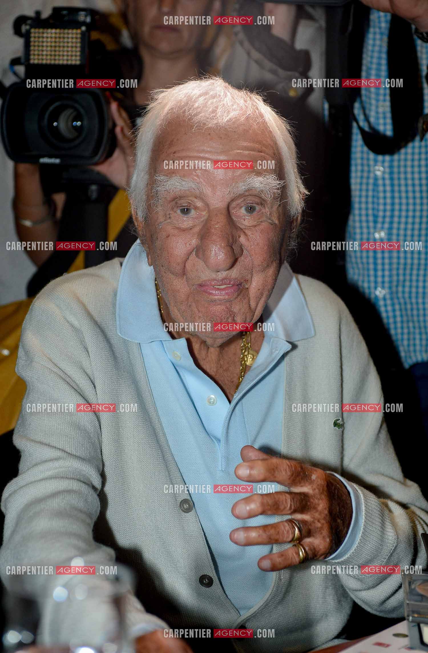 Sur le parrainage de Monsieur Jean-Paul BELMONDO le musée de la Légion étrangère à Aubagne accueille jusqu’au 27 août 2017, une exposition inédite sur le thème : “ Légion et cinéma, quand le 7e art s’empare du képi blanc “. Jean-Paul Belmondo et son ami l'acteur Charles Gérard au musée de la Legion étrangère.