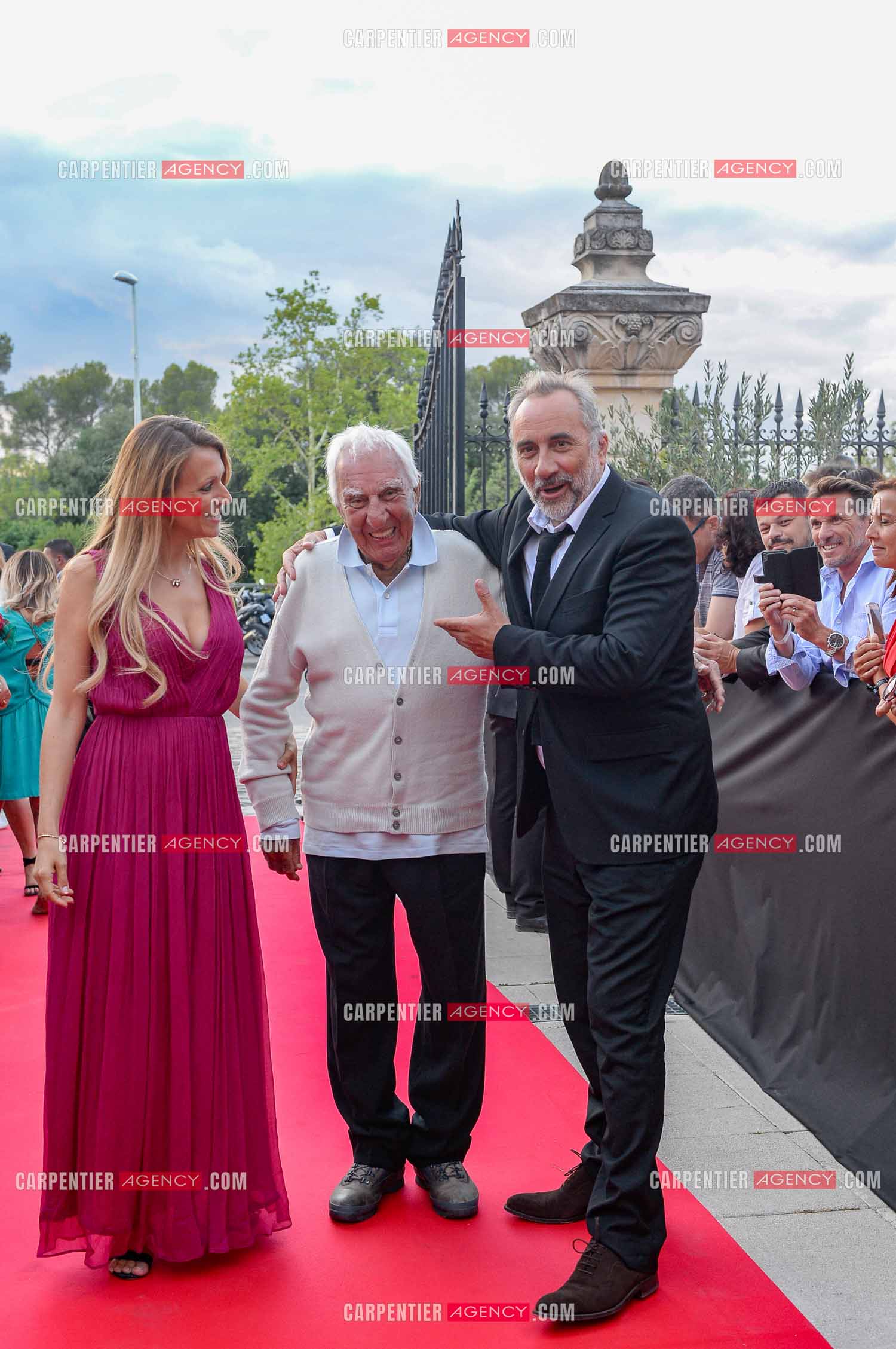 La ville de Marseille fête la carrière de l'acteur Jean-Paul Belmondo  lors d'une exposition qui lui ait consacrée au Château de la Buzine. Cet évènement se déroule en présence de Monsieur Jean-Paul Belmondo, et de nombreux amis de la star venus tout spécialement à Marseille pour participer à l’hommage qui lui est rendu. Accompagnés par Valérie Fédèle la  directrice du Château, les acteurs Charles Gérard et Antoine Duléry.