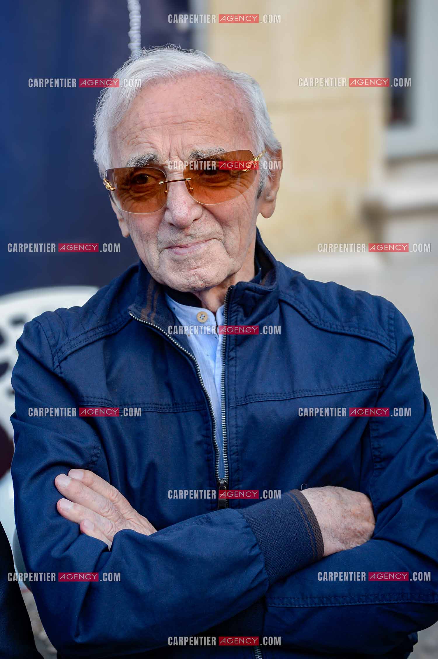 La ville de Marseille fête la carrière de l'acteur Jean-Paul Belmondo  lors d'une exposition qui lui ait consacrée au Château de la Buzine. Cet évènement se déroule en présence de Monsieur Jean-Paul Belmondo, et de nombreux amis de la star venus tout spécialement à Marseille pour participer à l’hommage qui lui est rendu. Le chanteur Charles Aznavour.