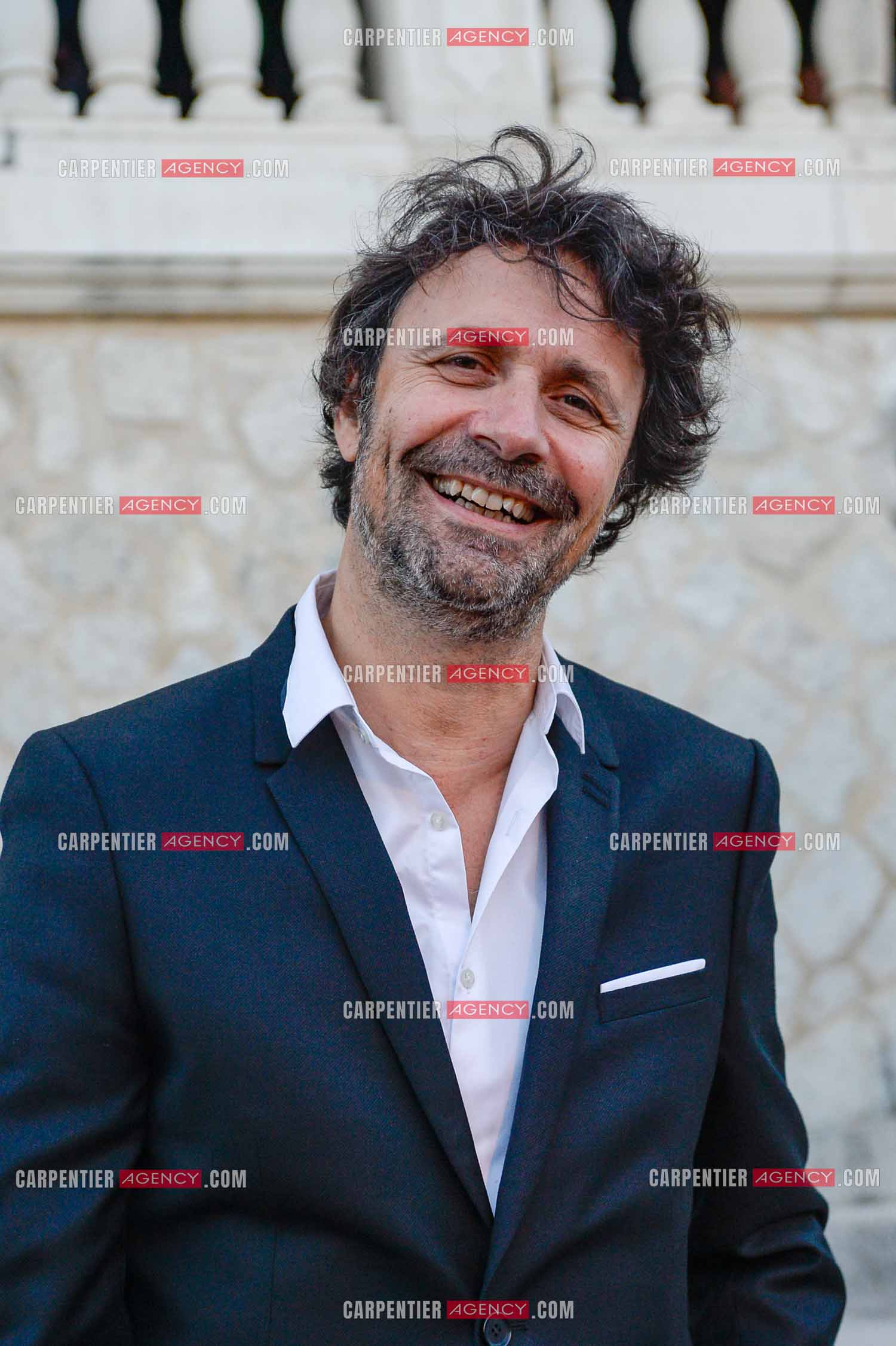 La ville de Marseille fête la carrière de l'acteur Jean-Paul Belmondo  lors d'une exposition qui lui ait consacrée au Château de la Buzine. Cet évènement se déroule en présence de Monsieur Jean-Paul Belmondo, et de nombreux amis de la star venus tout spécialement à Marseille pour participer à l’hommage qui lui est rendu. Le journaliste Christophe Carrière.