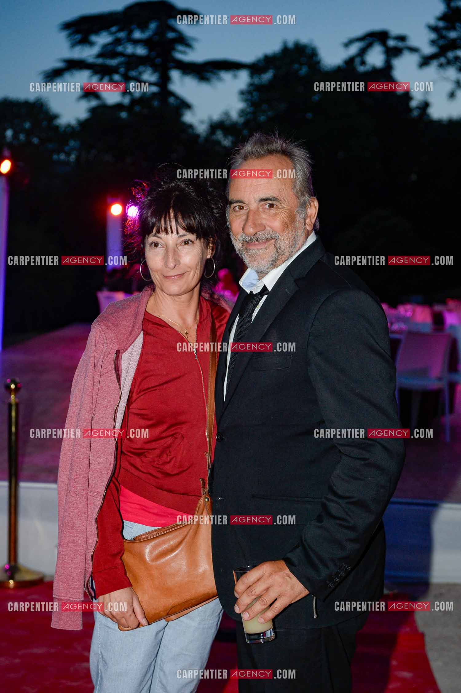 La ville de Marseille fête la carrière de l'acteur Jean-Paul Belmondo  lors d'une exposition qui lui ait consacrée au Château de la Buzine. Cet évènement se déroule en présence de Monsieur Jean-Paul Belmondo, et de nombreux amis de la star venus tout spécialement à Marseille pour participer à l’hommage qui lui est rendu. L'acteur Antoine Duléry et sa compagne.