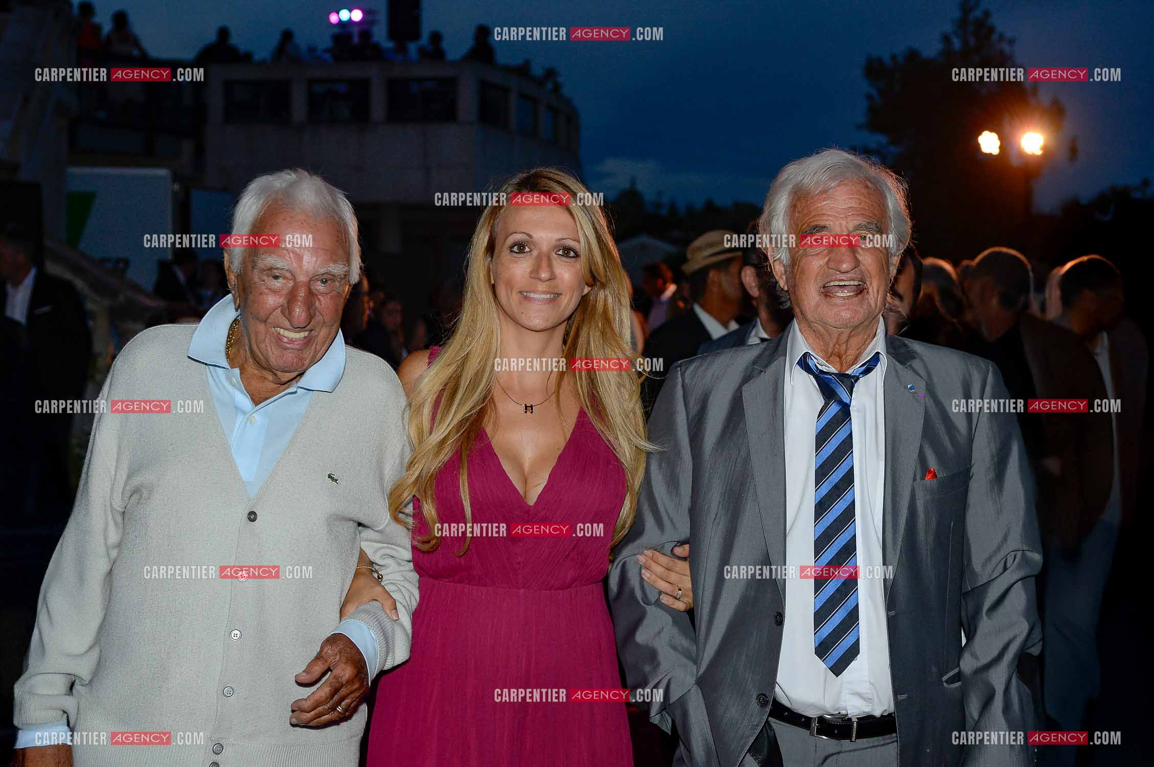 La ville de Marseille fête la carrière de l'acteur Jean-Paul Belmondo  lors d'une exposition qui lui ait consacrée au Château de la Buzine. Cet évènement se déroule en présence de Monsieur Jean-Paul Belmondo, et de nombreux amis de la star venus tout spécialement à Marseille pour participer à l’hommage qui lui est rendu. Valérie Fédèle la  directrice du Château entourée des deux acteurs Charles Gérard et Jean-Paul Belmondo.