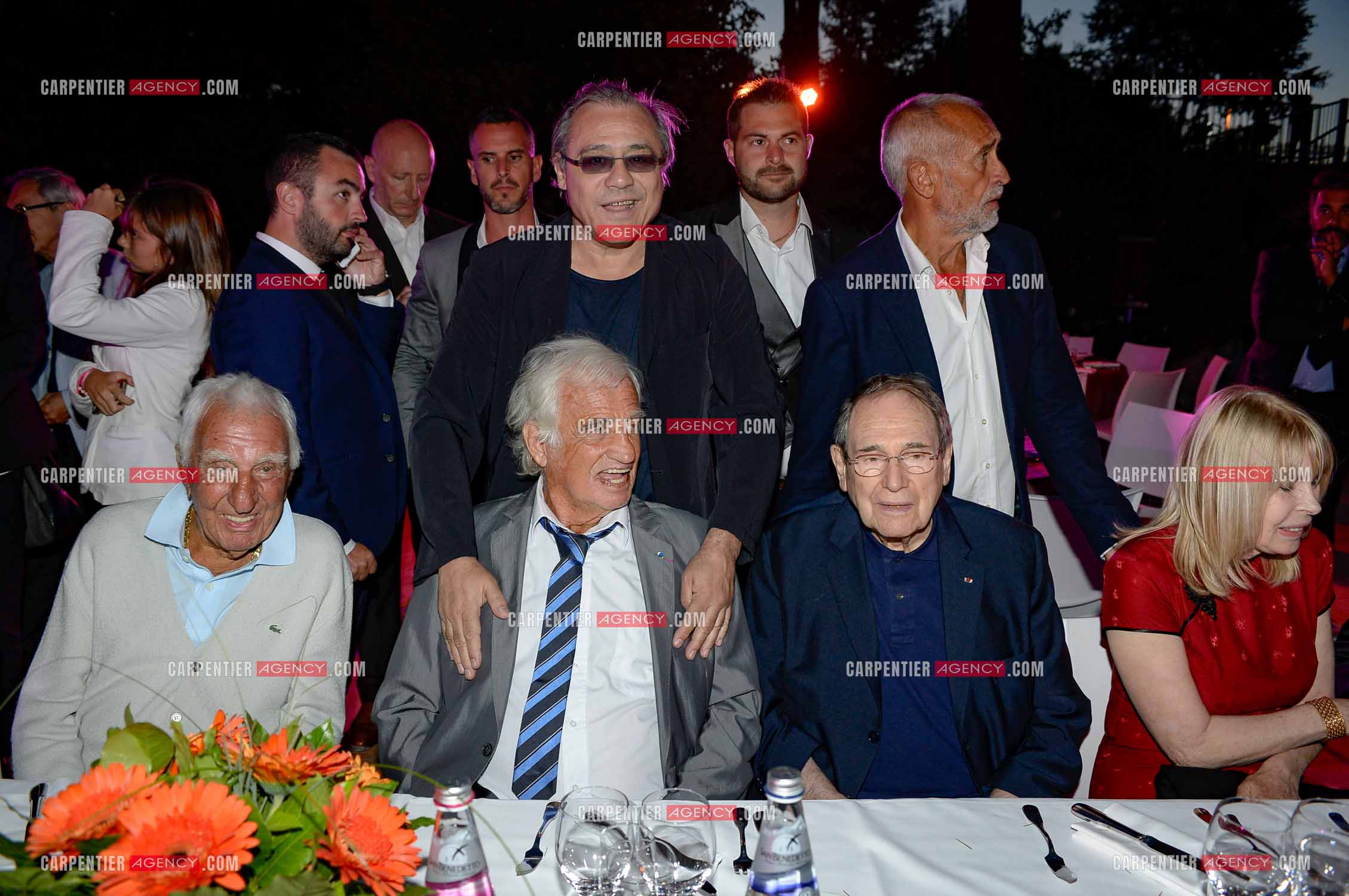 La ville de Marseille fête la carrière de l'acteur Jean-Paul Belmondo  lors d'une exposition qui lui ait consacrée au Château de la Buzine. Cet évènement se déroule en présence de Monsieur Jean-Paul Belmondo, et de nombreux amis de la star venus tout spécialement à Marseille pour participer à l’hommage qui lui est rendu. La soirée continue autour d'un repas. Jean-Paul Belmondo entouré de ses amis Charles Gérard, Louis Acaries, Robert Hossein et sa femme Candice Patou.