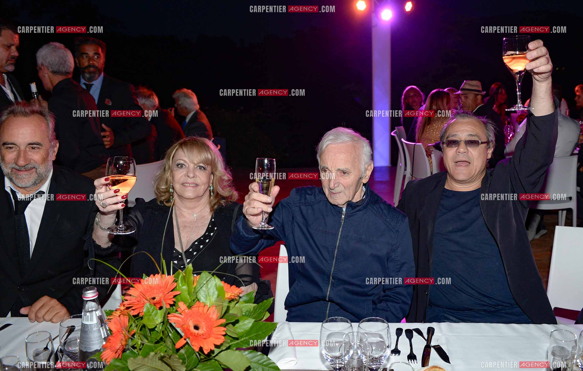 La ville de Marseille fête la carrière de l'acteur Jean-Paul Belmondo  lors d'une exposition qui lui ait consacrée au Château de la Buzine. Cet évènement se déroule en présence de Monsieur Jean-Paul Belmondo, et de nombreux amis de la star venus tout spécialement à Marseille pour participer à l’hommage qui lui est rendu. La soirée continue autour d'un repas. Charles Aznavour est entouré de ses amis Antoine Duléry, Michèle Mercier et Louis Acaries.