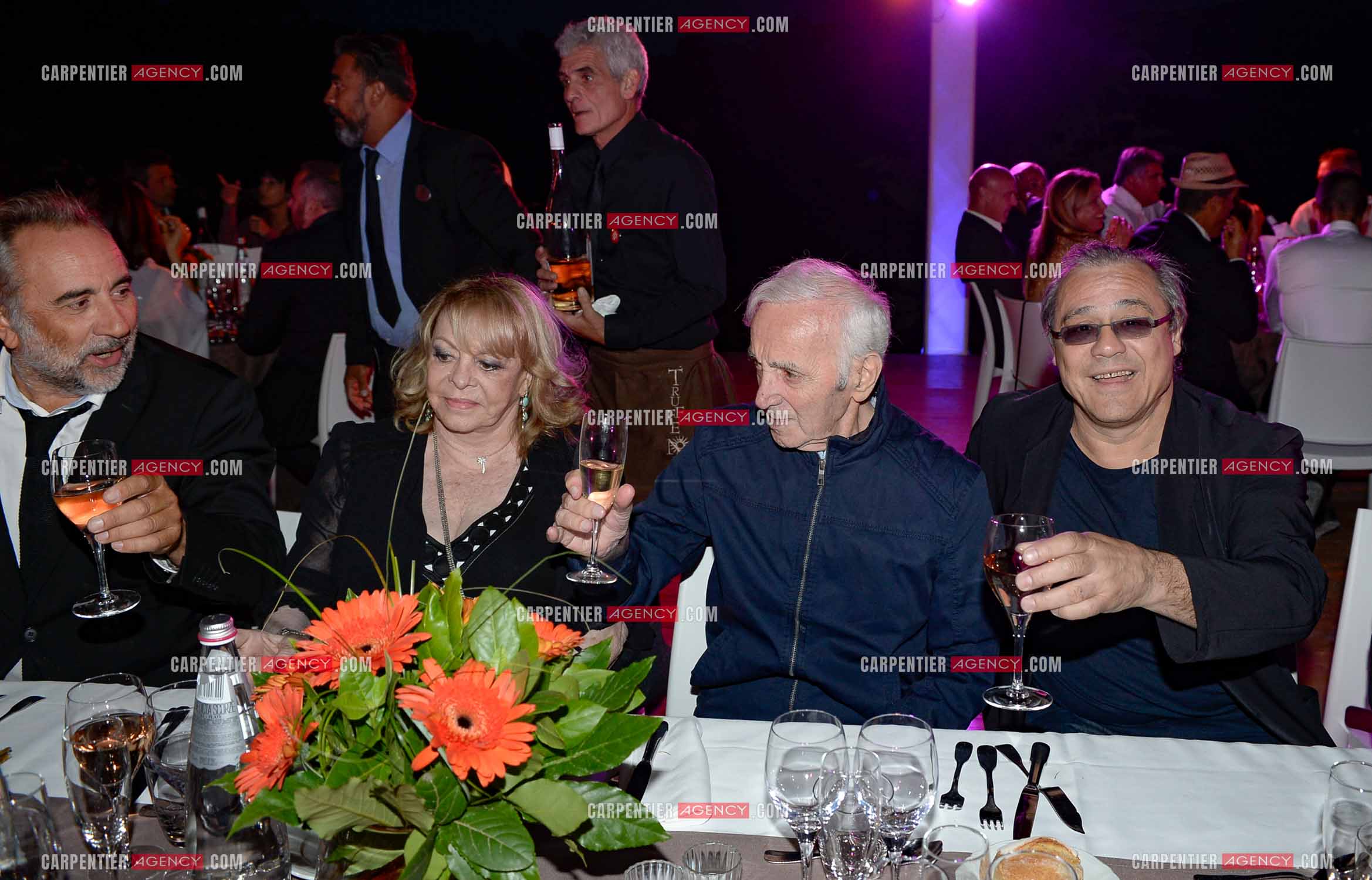 La ville de Marseille fête la carrière de l'acteur Jean-Paul Belmondo  lors d'une exposition qui lui ait consacrée au Château de la Buzine. Cet évènement se déroule en présence de Monsieur Jean-Paul Belmondo, et de nombreux amis de la star venus tout spécialement à Marseille pour participer à l’hommage qui lui est rendu. La soirée continue autour d'un repas. Charles Aznavour est entouré de ses amis Antoine Duléry, Michèle Mercier et Louis Acaries.