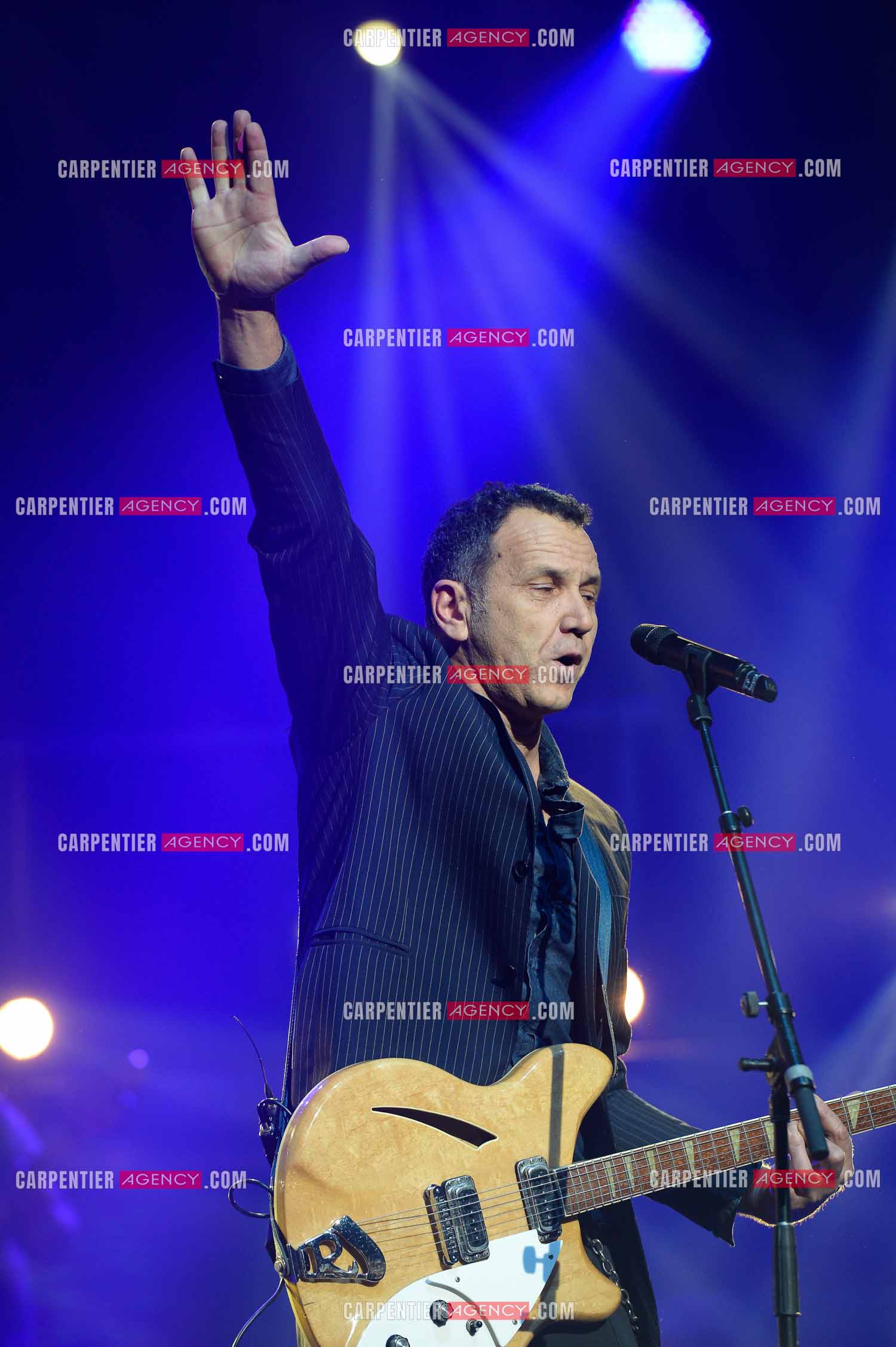 Jean-Pierre Morgand ( groupe Les Avions ) interprète du titre “ Nuit sauvage “ en concert lors de la tournée STARS 80 à Amiens.